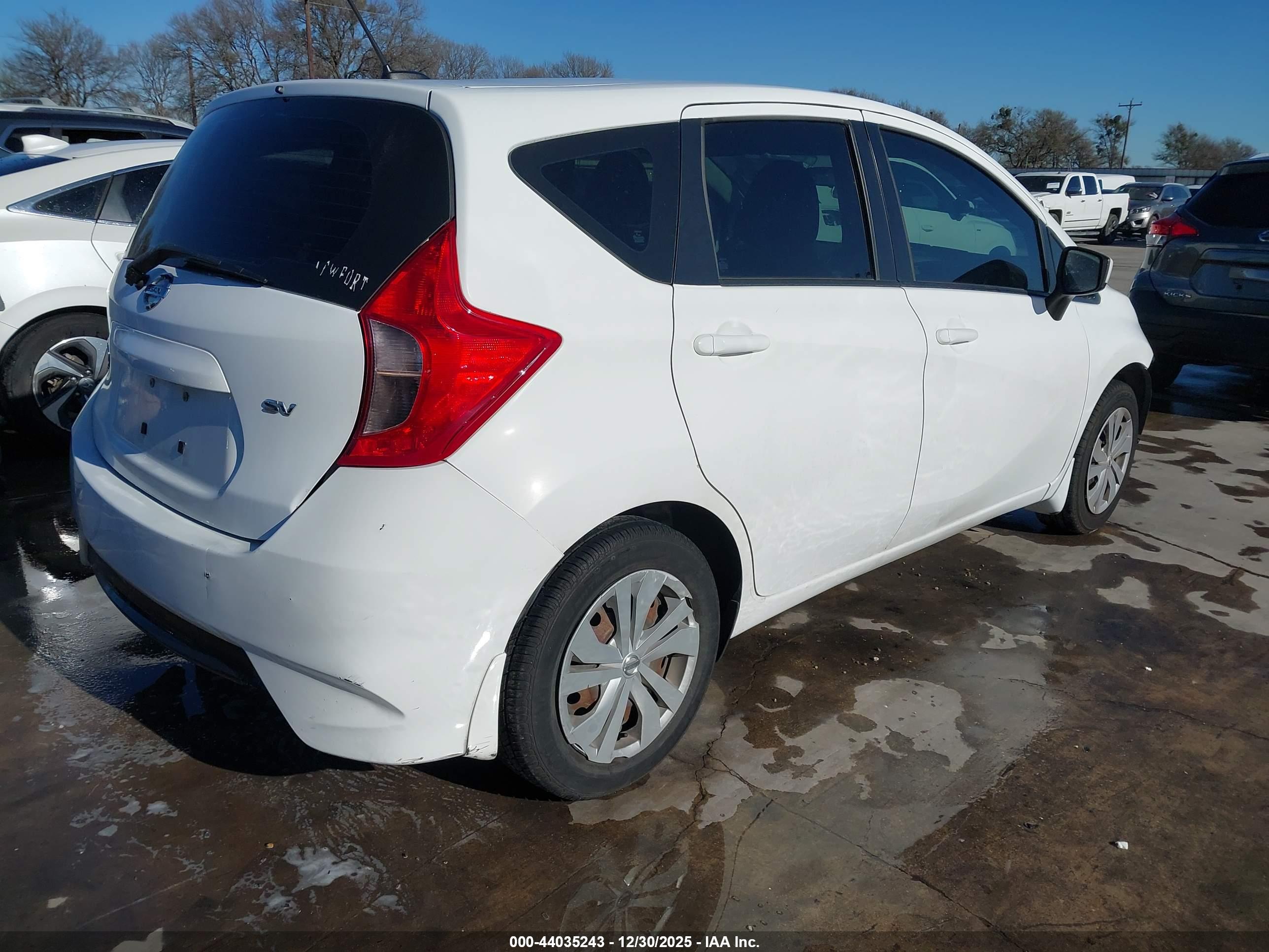 NISSAN VERSA image 4
