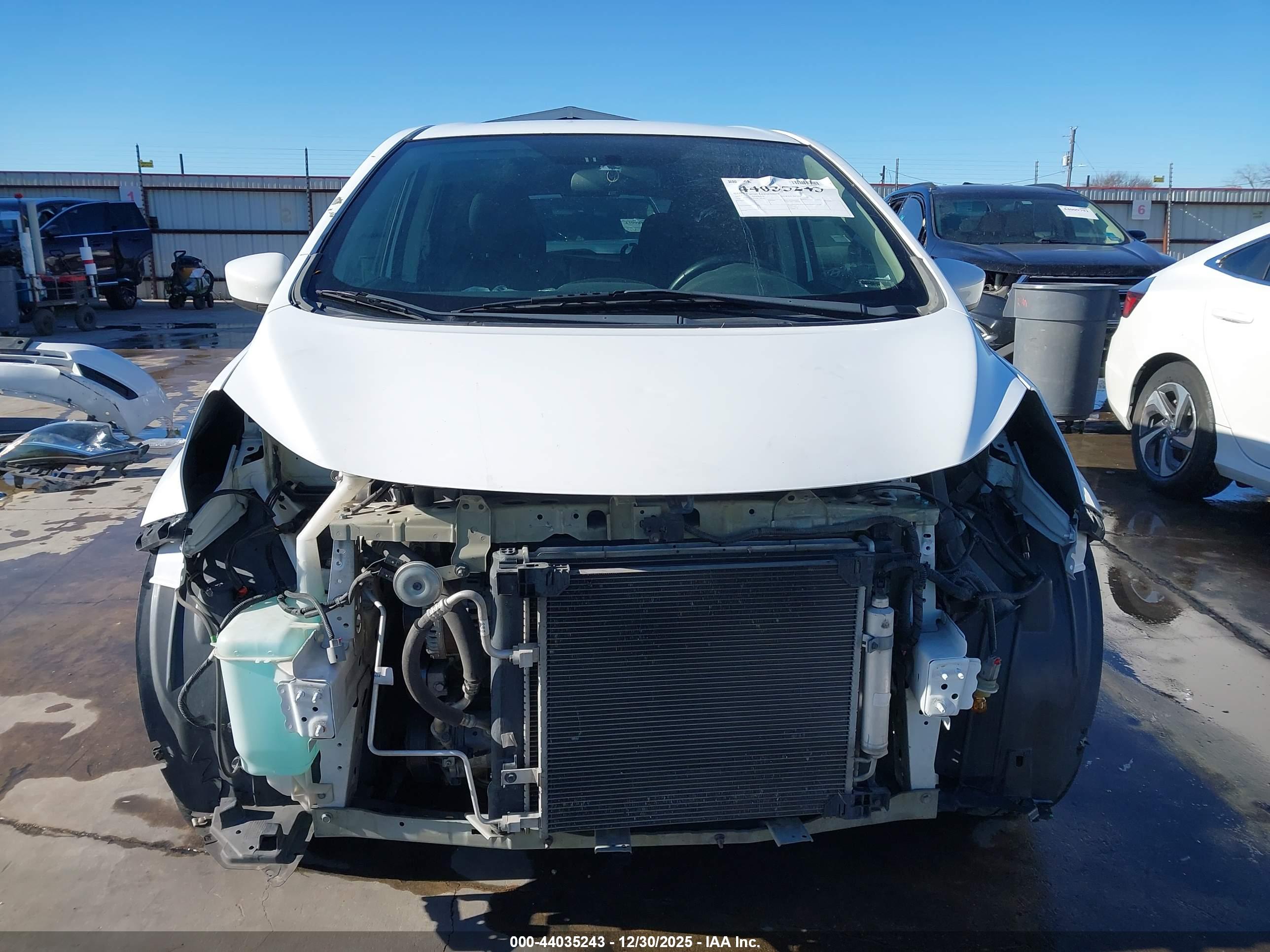 NISSAN VERSA image 6