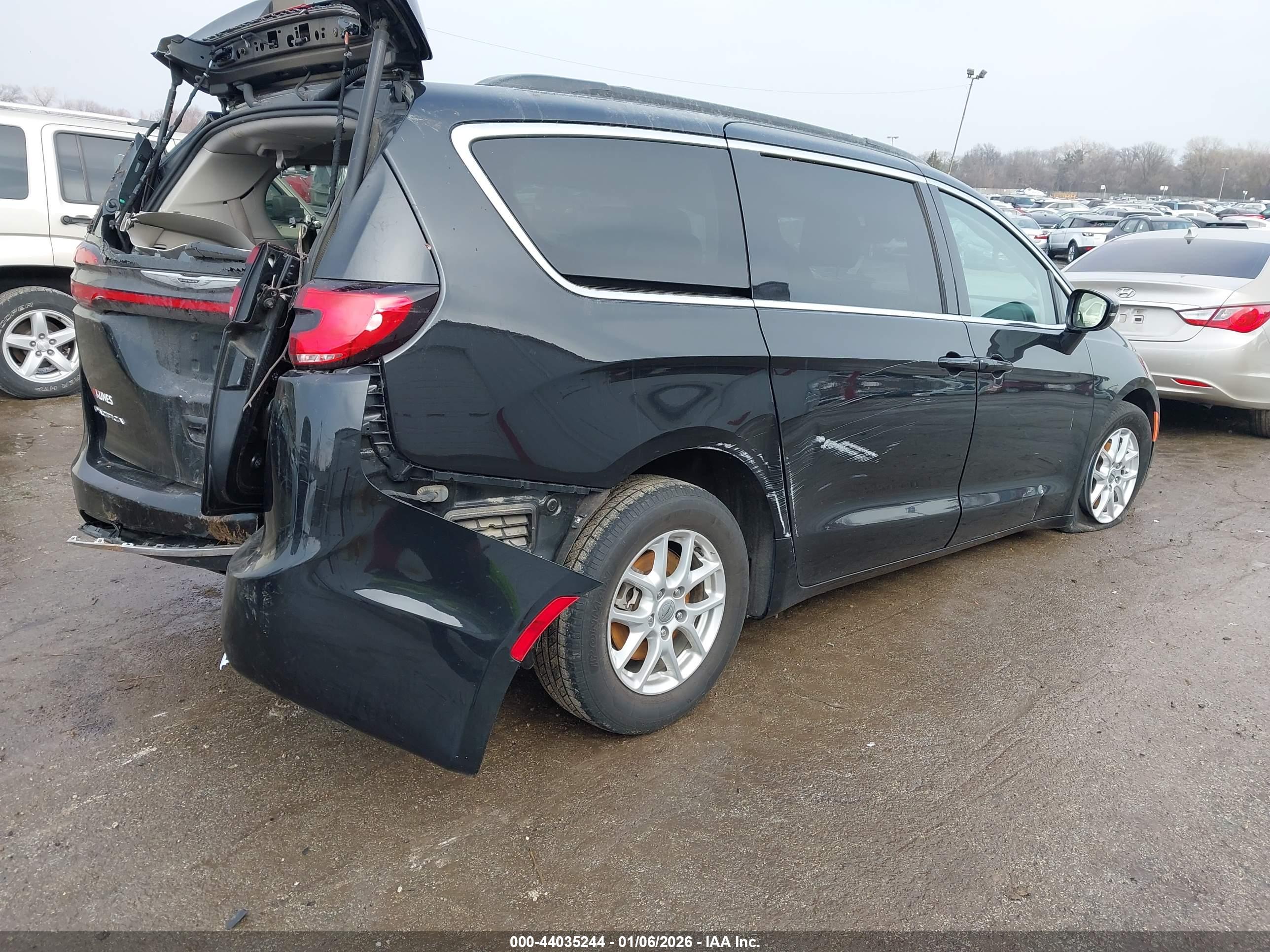 CHRYSLER PACIFICA image 4