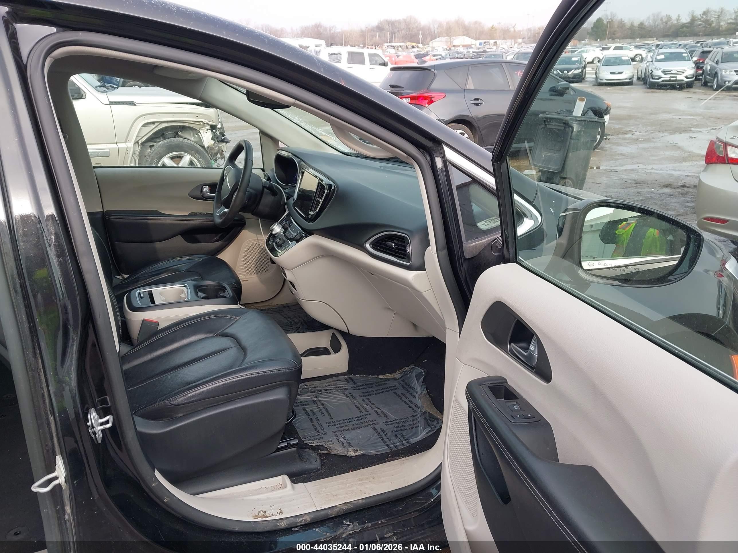 CHRYSLER PACIFICA image 5