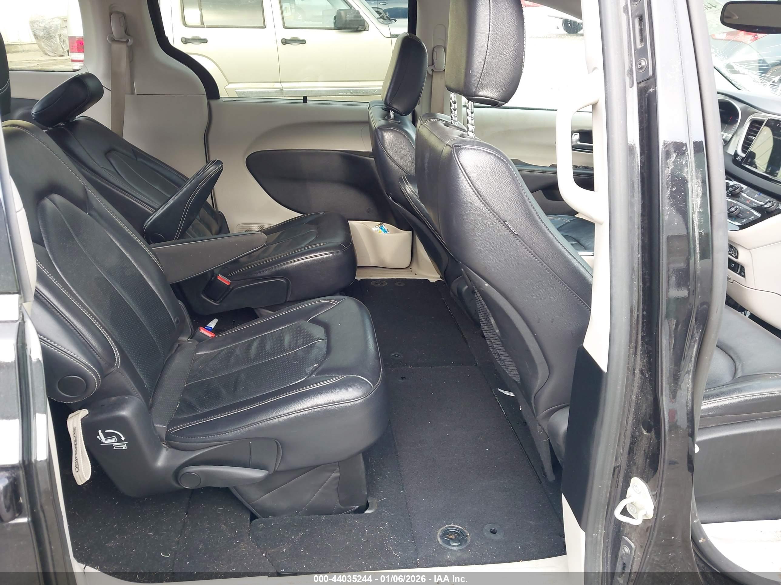 CHRYSLER PACIFICA image 8