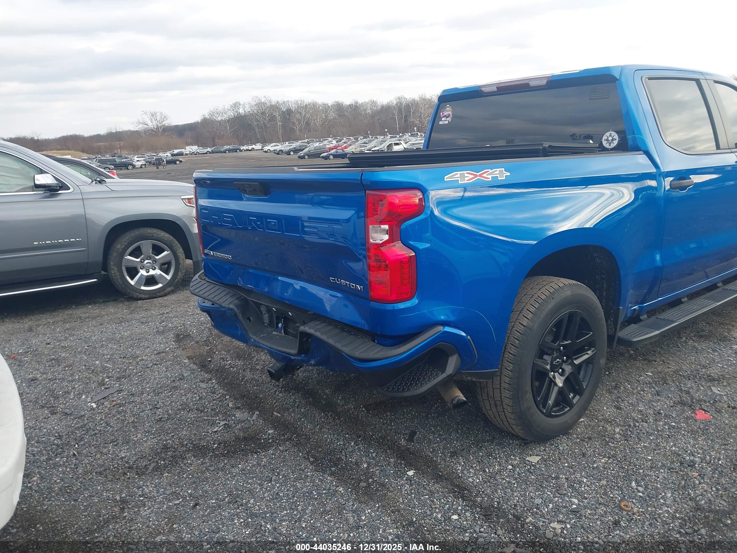 CHEVROLET SILVERADO image 6