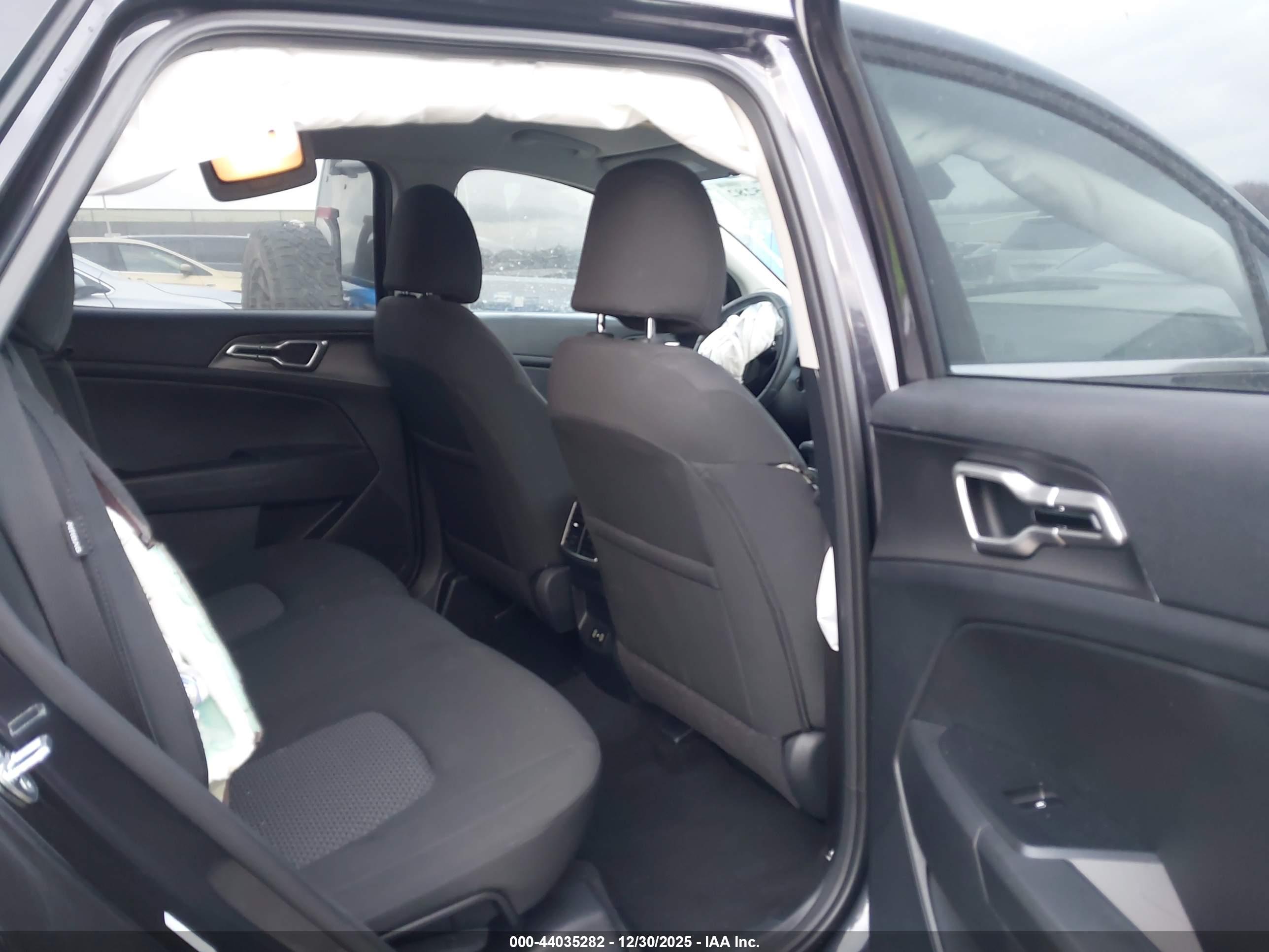 KIA SPORTAGE image 8