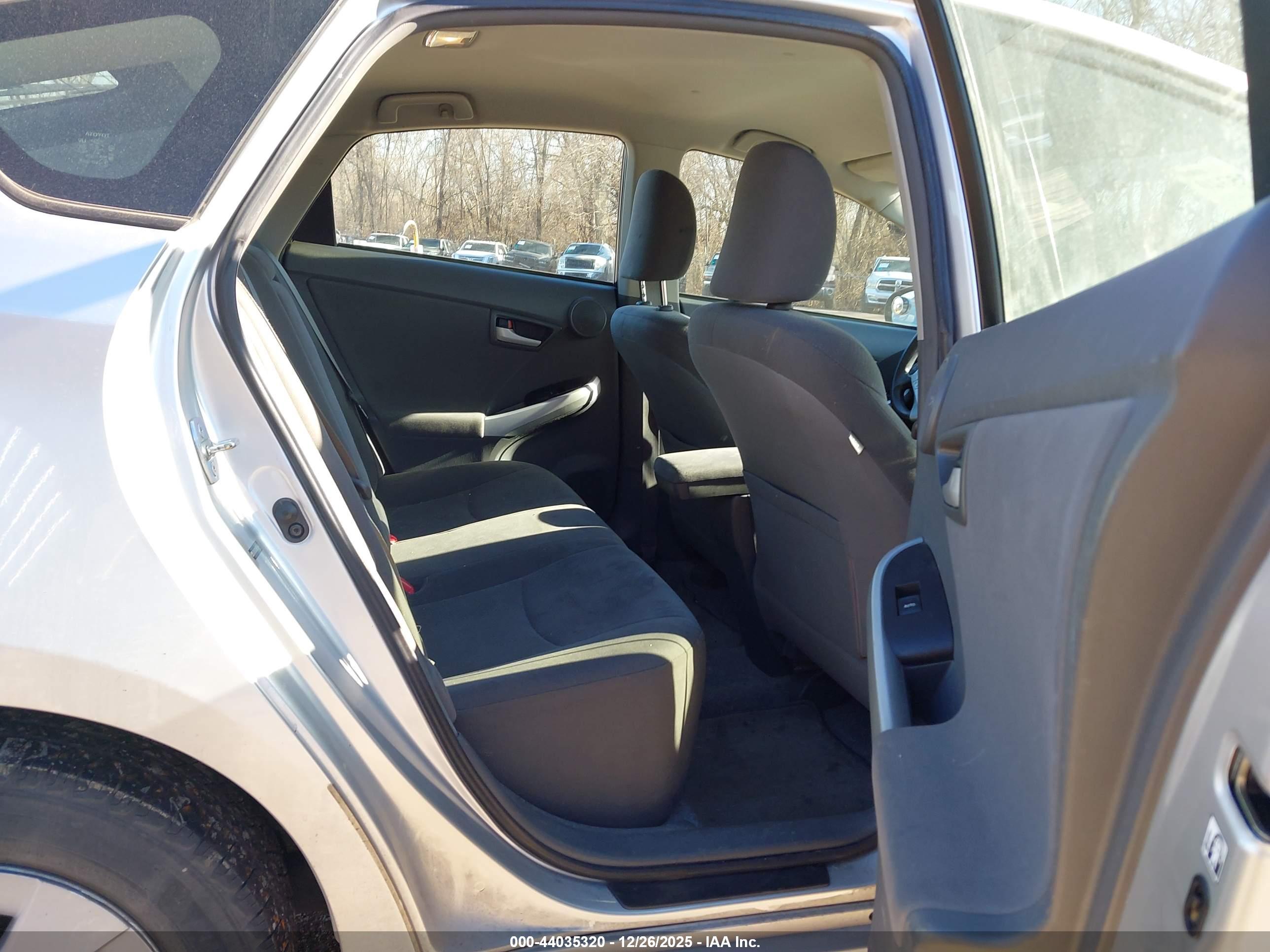 TOYOTA PRIUS image 8