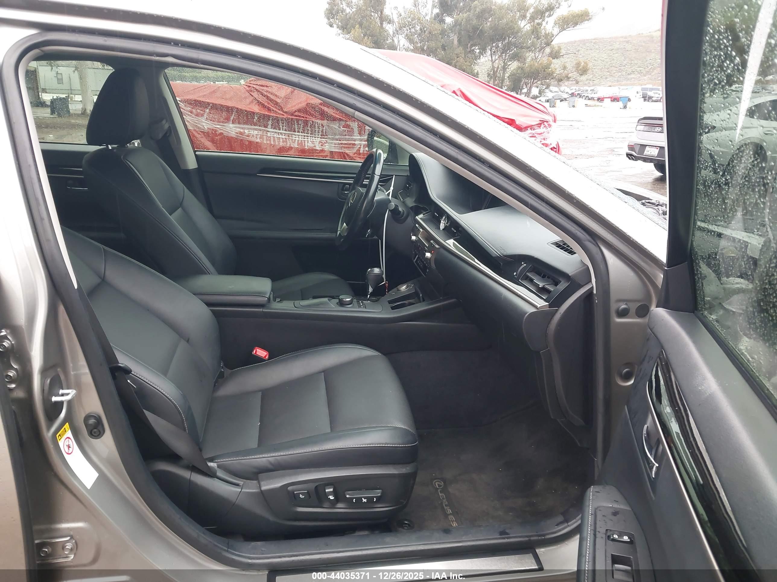LEXUS ES image 5
