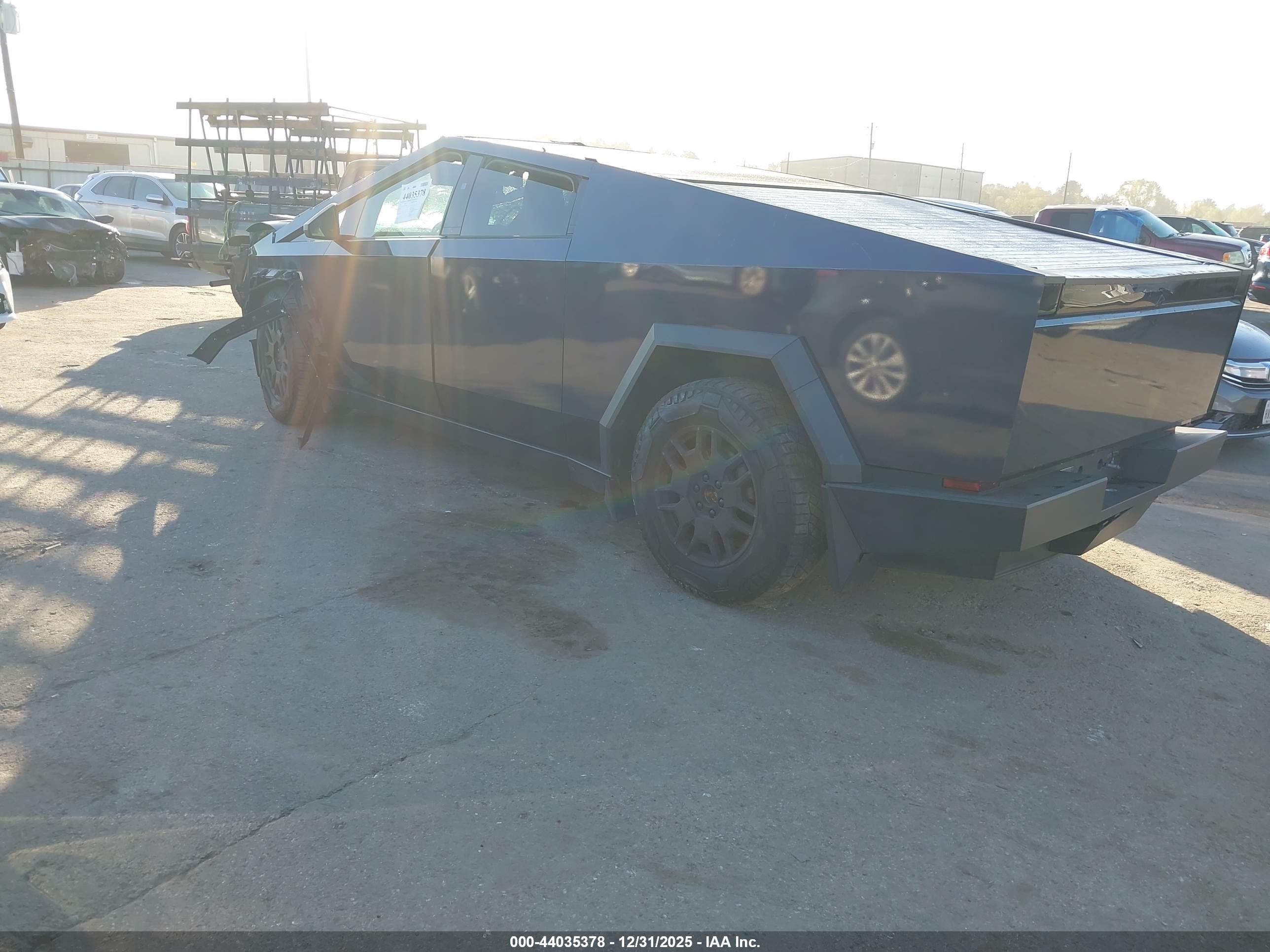TESLA CYBERTRUCK image 3