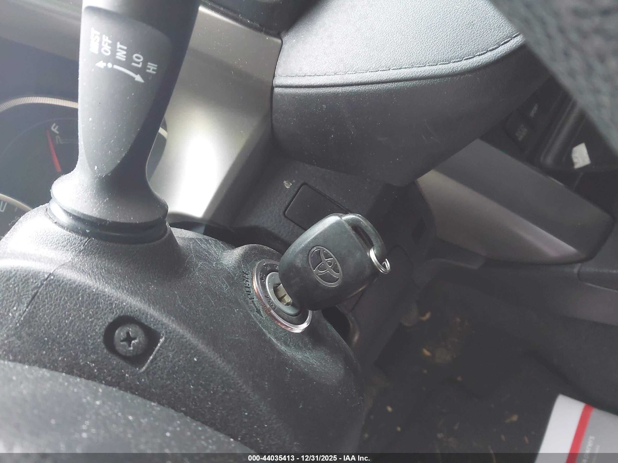 TOYOTA RAV4 image 11