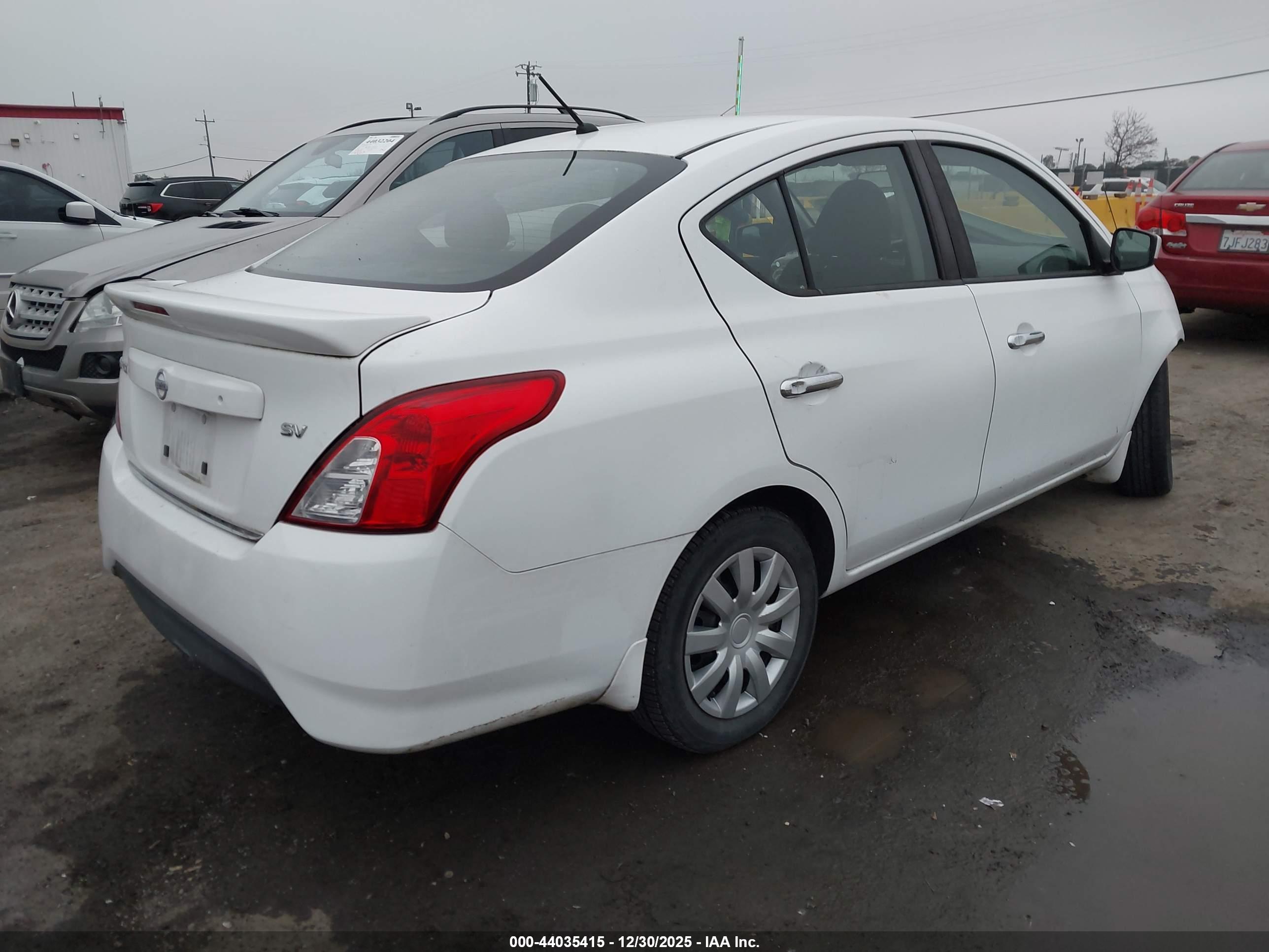 NISSAN VERSA image 4