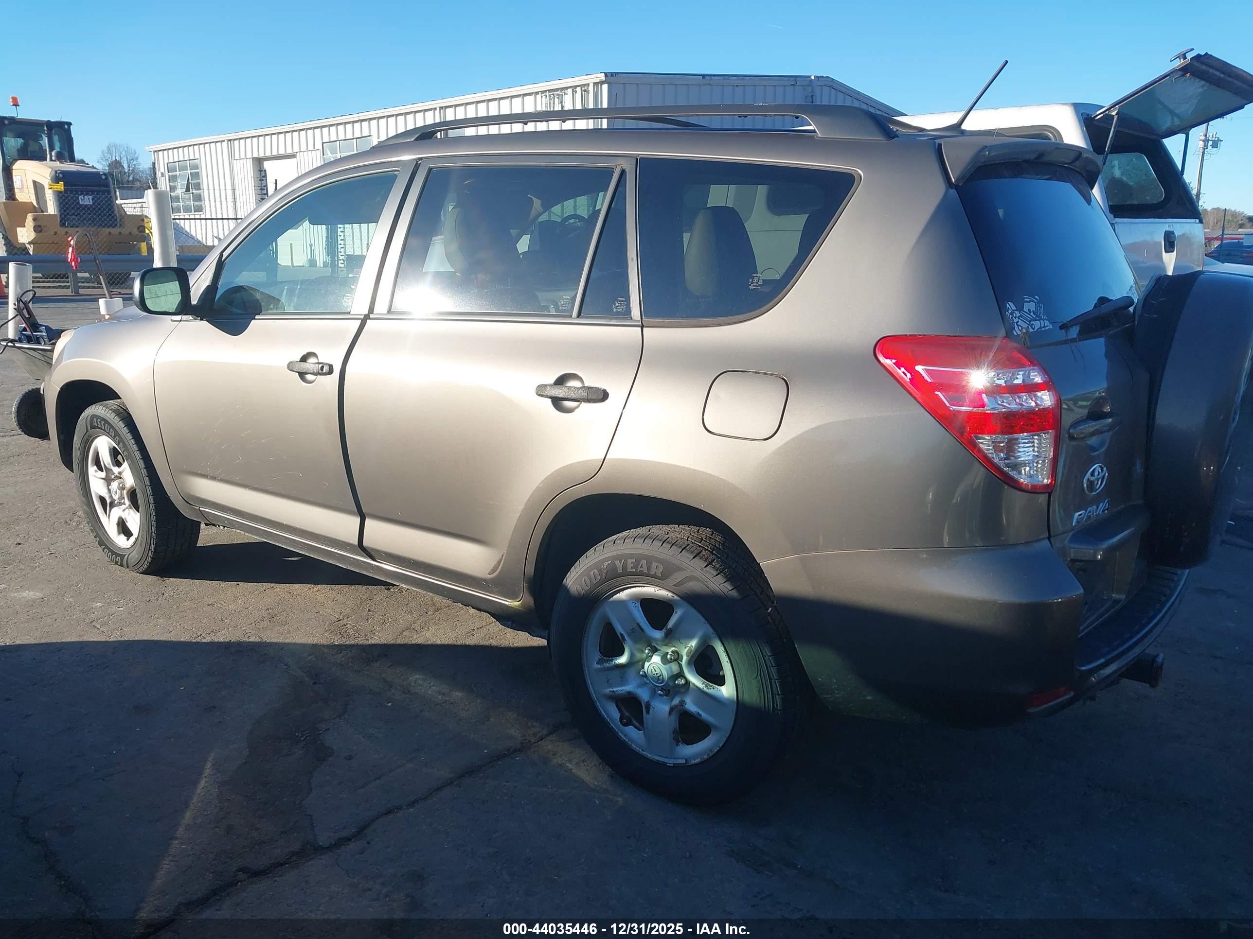 TOYOTA RAV4 image 3