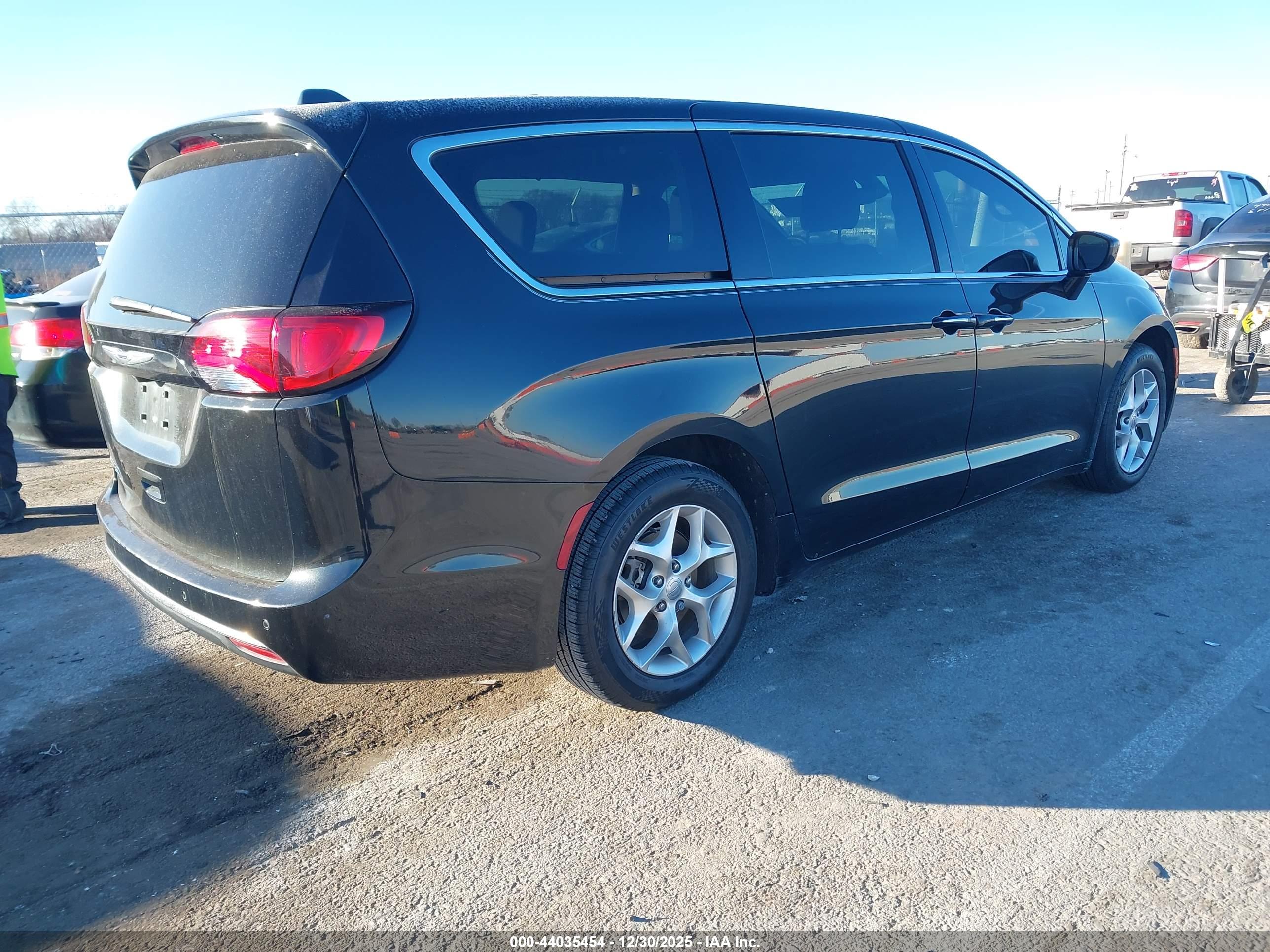 CHRYSLER PACIFICA image 4