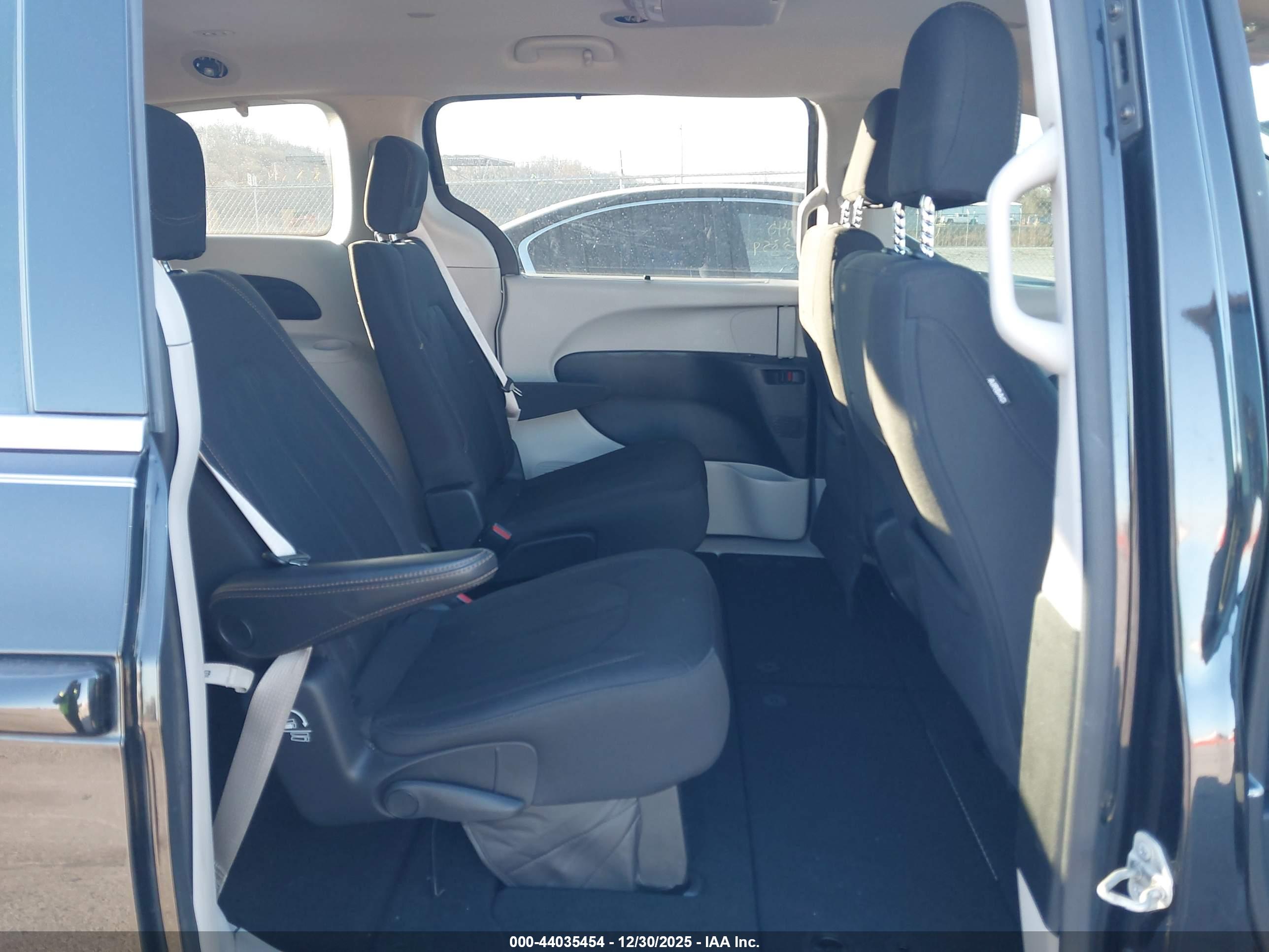 CHRYSLER PACIFICA image 8