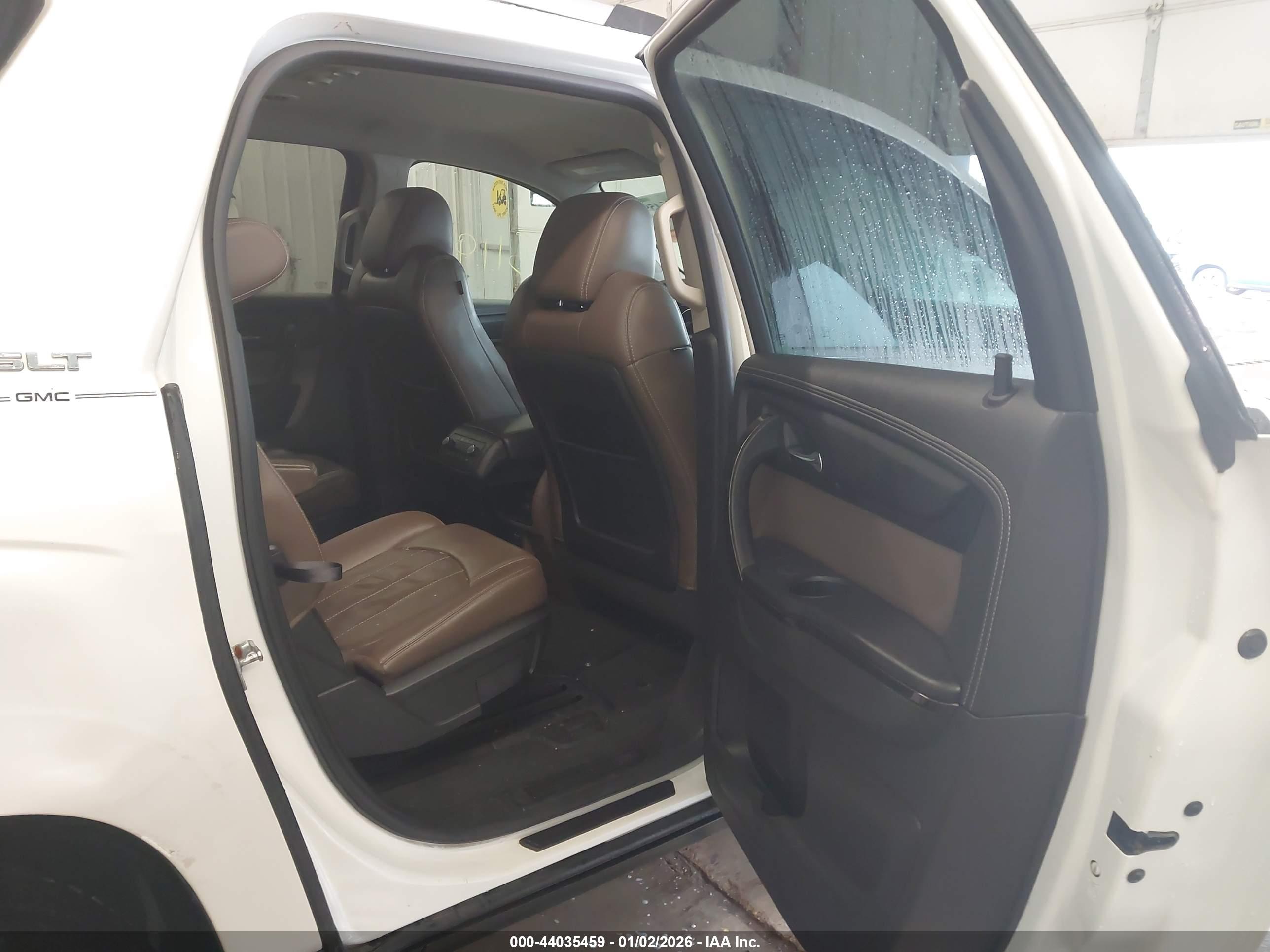 GMC ACADIA image 8