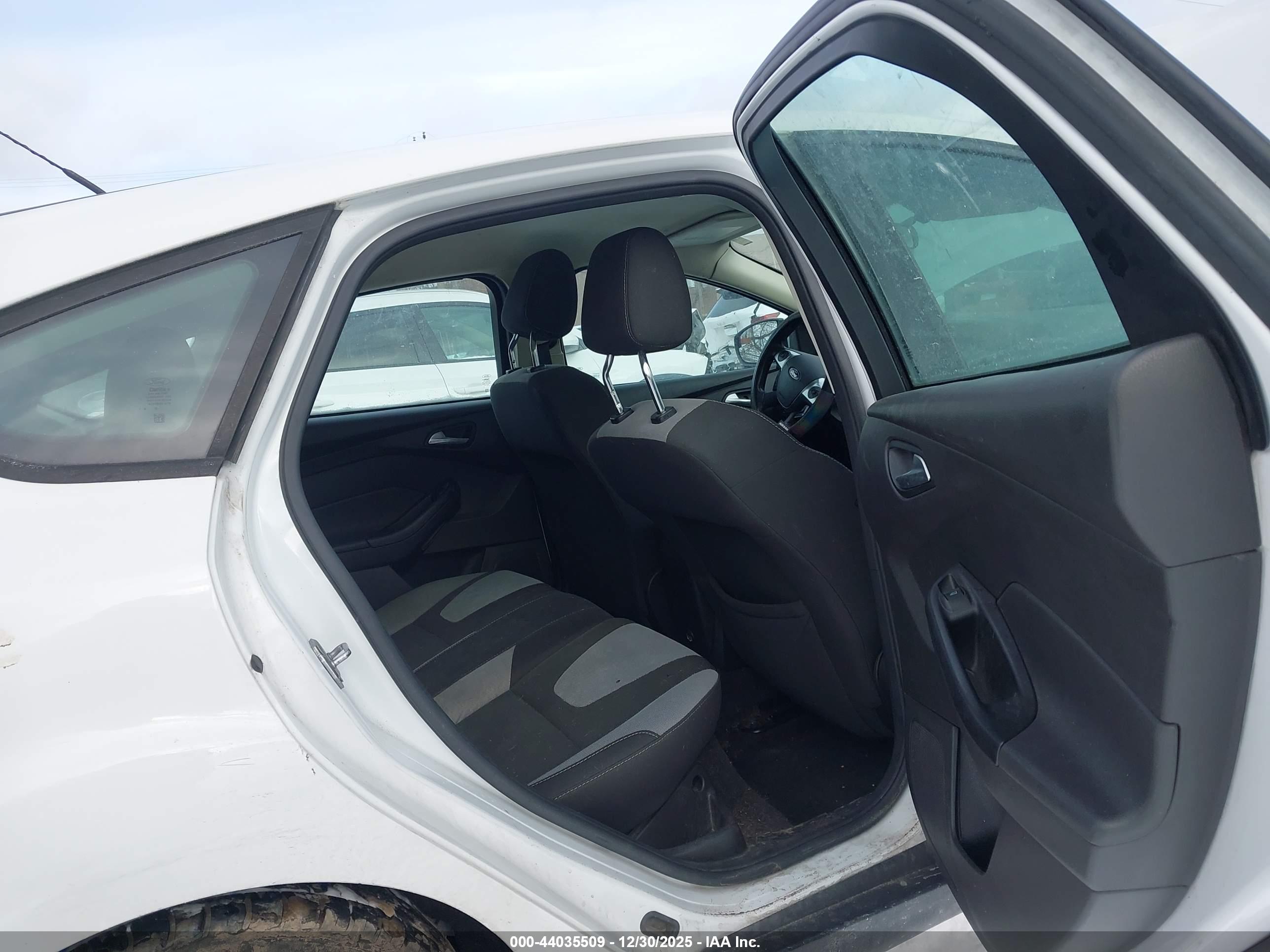 FORD FOCUS image 8