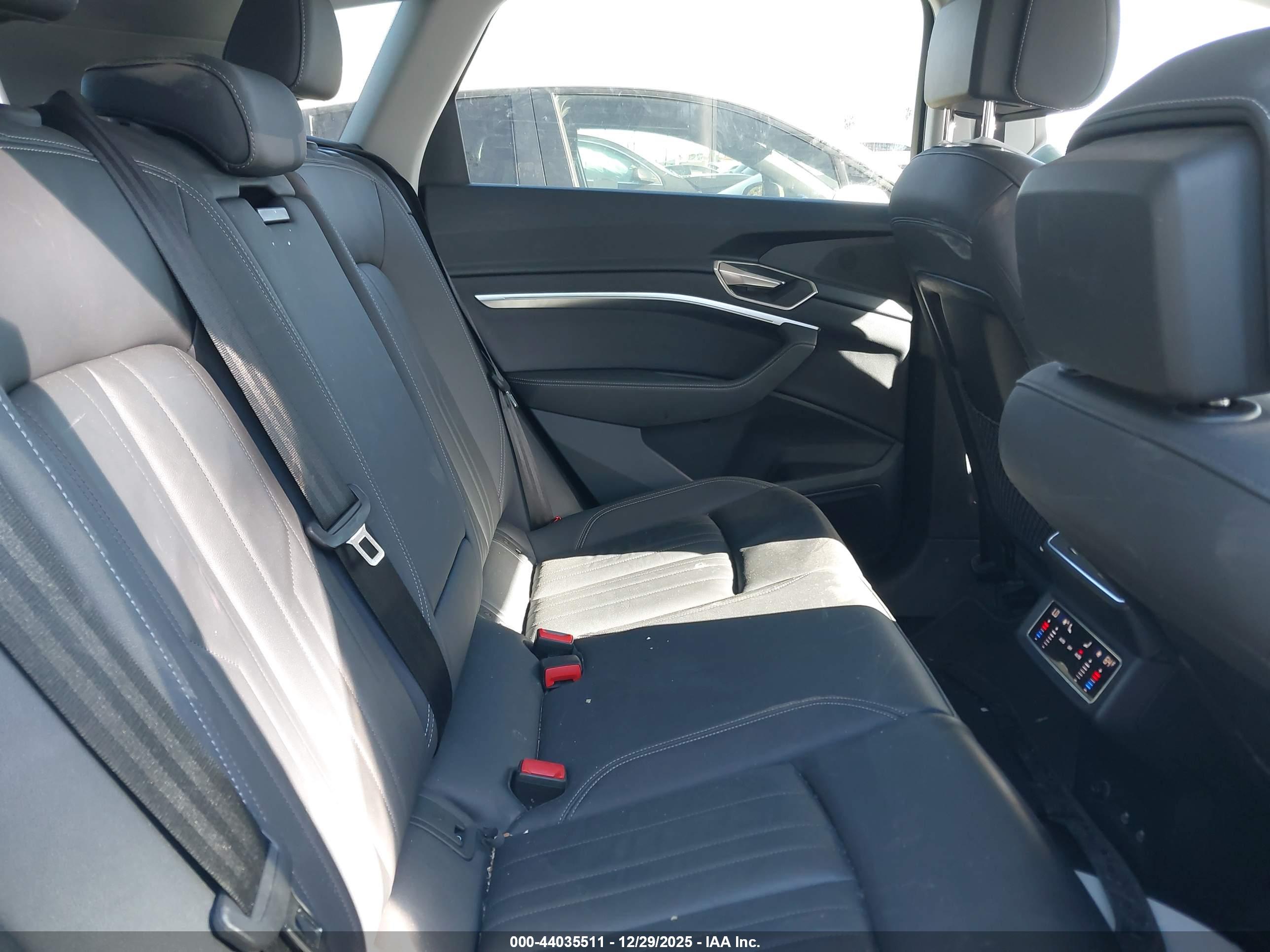 AUDI Q8 image 8