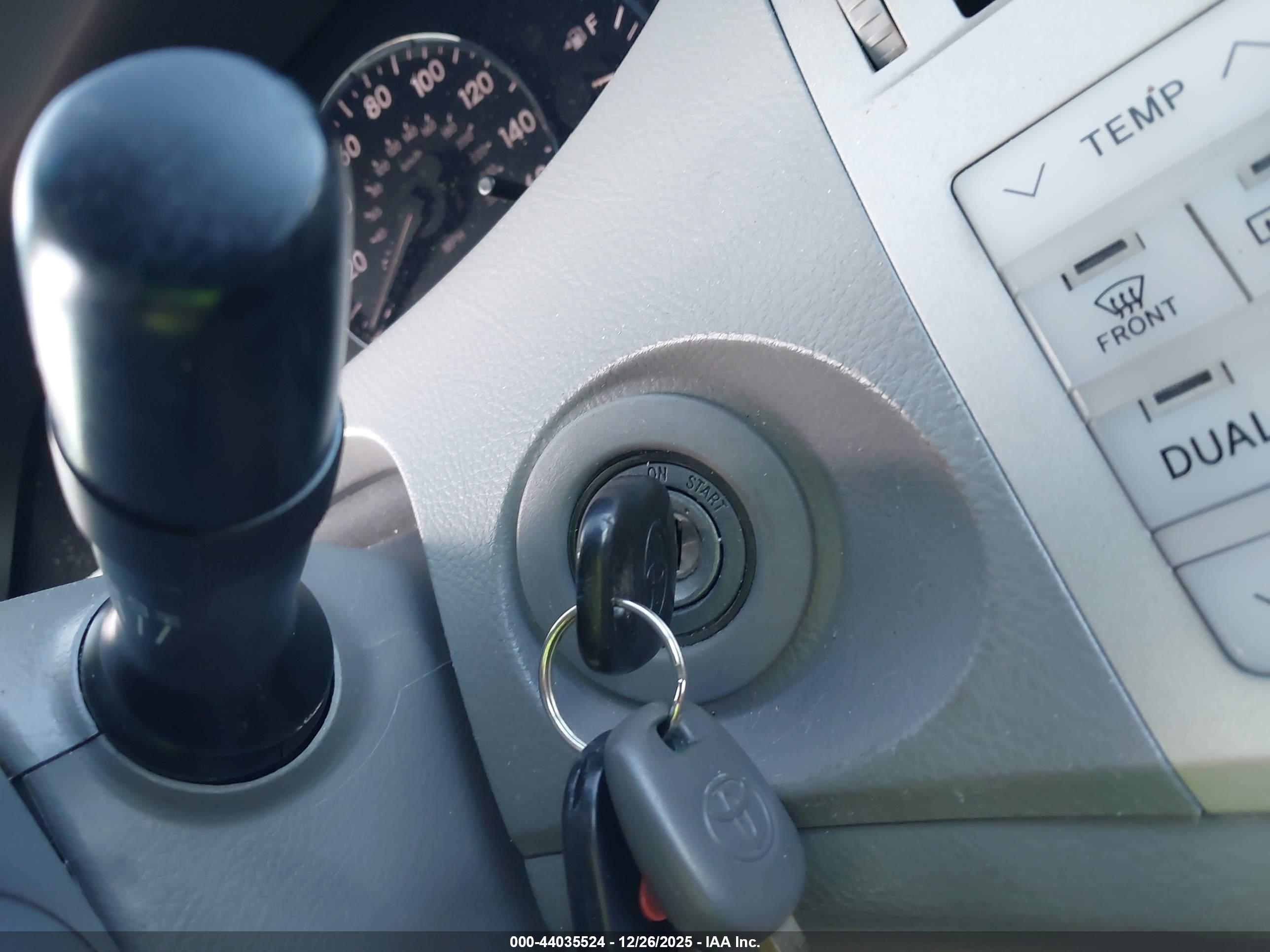 TOYOTA AVALON image 11