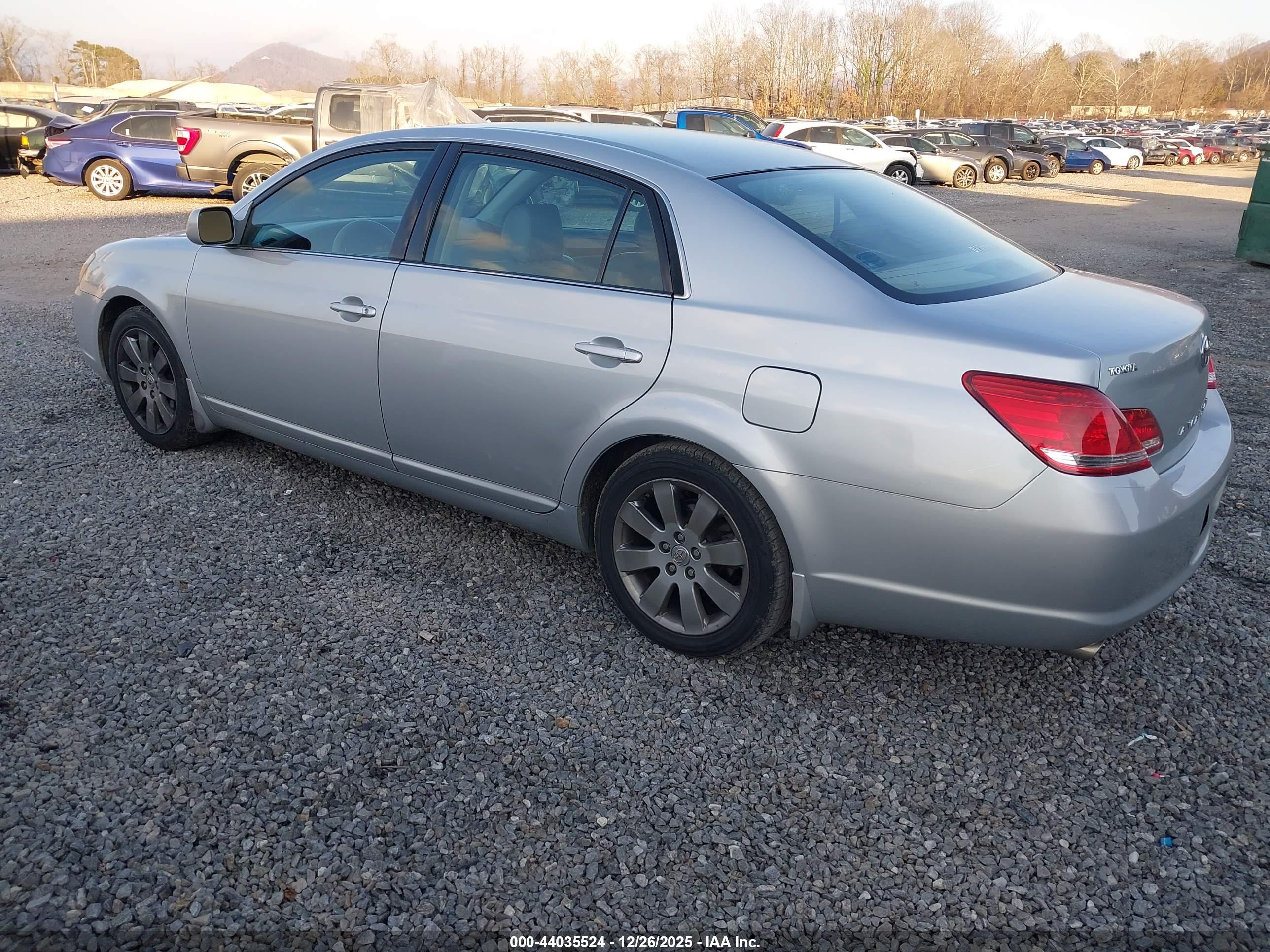 TOYOTA AVALON image 3