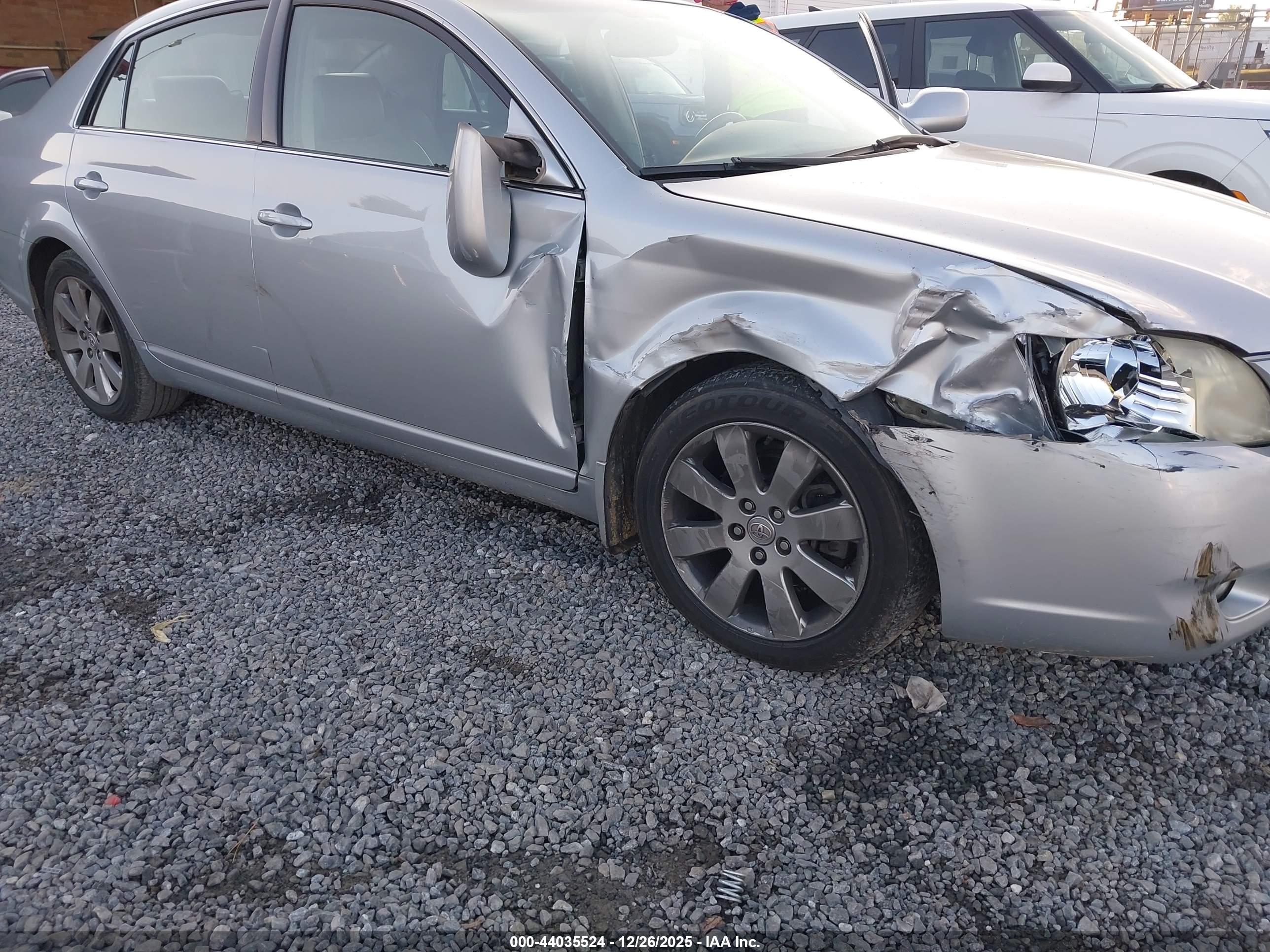 TOYOTA AVALON image 6