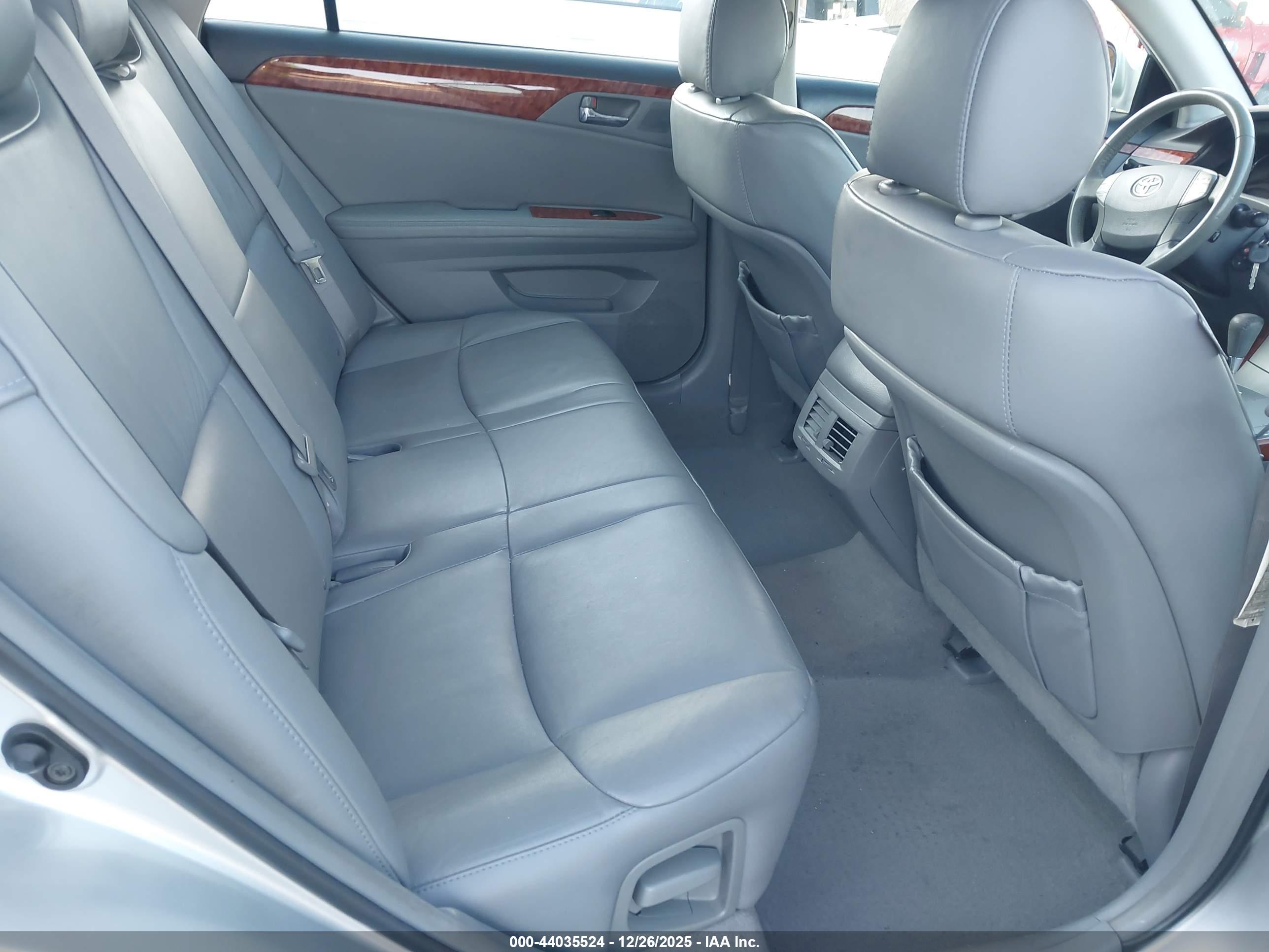 TOYOTA AVALON image 8