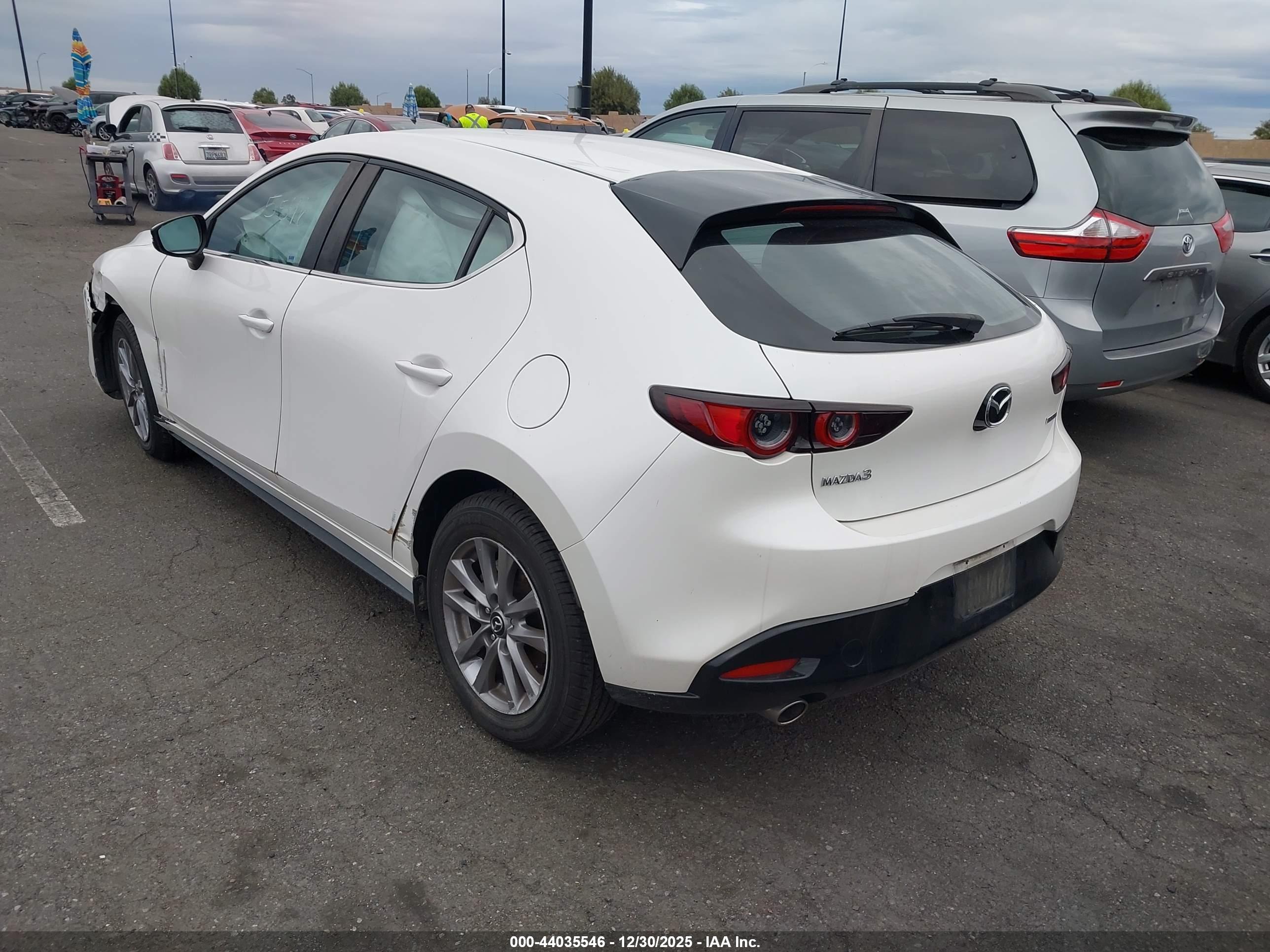 MAZDA MAZDA3 image 3