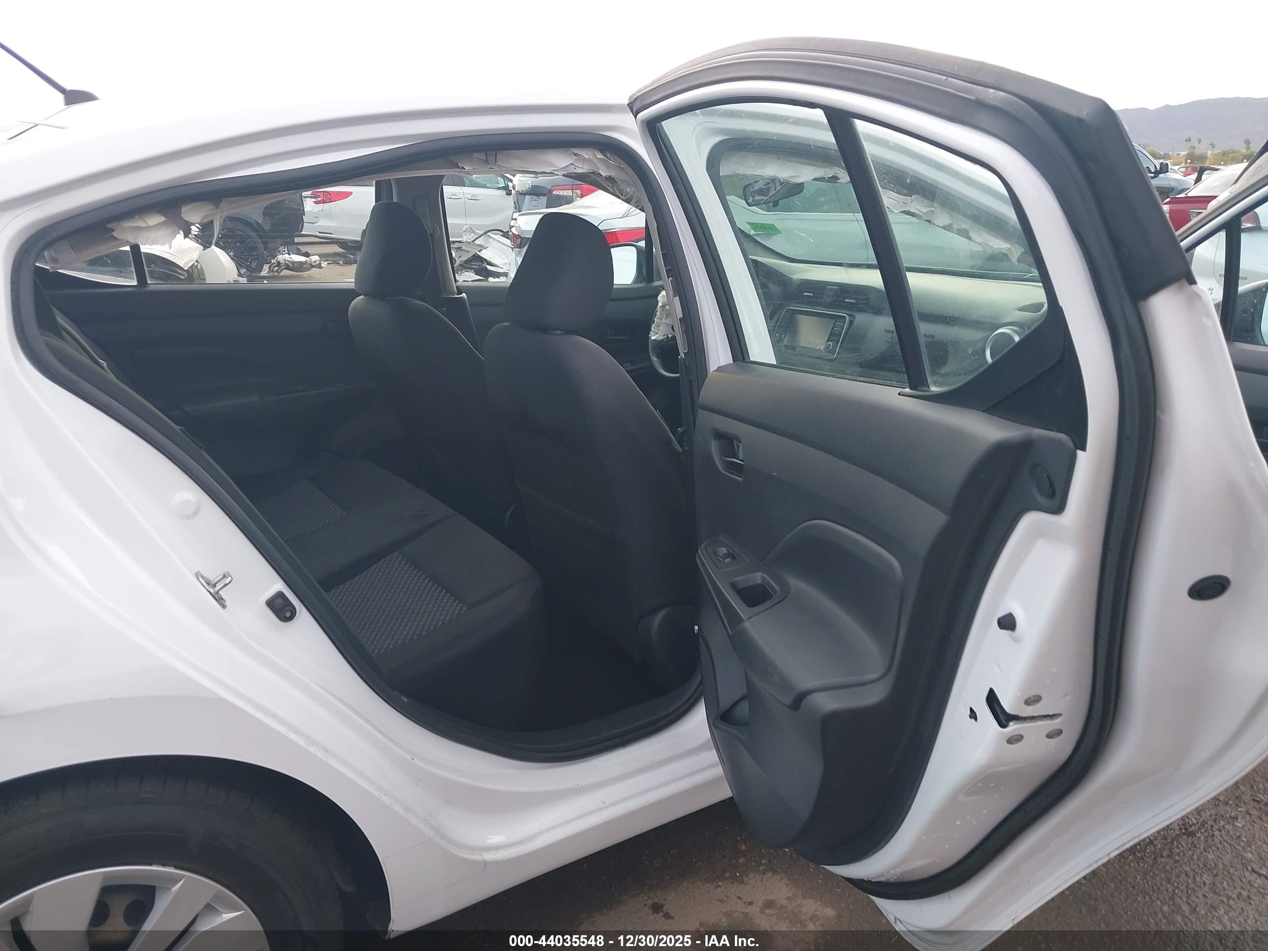 NISSAN VERSA image 8