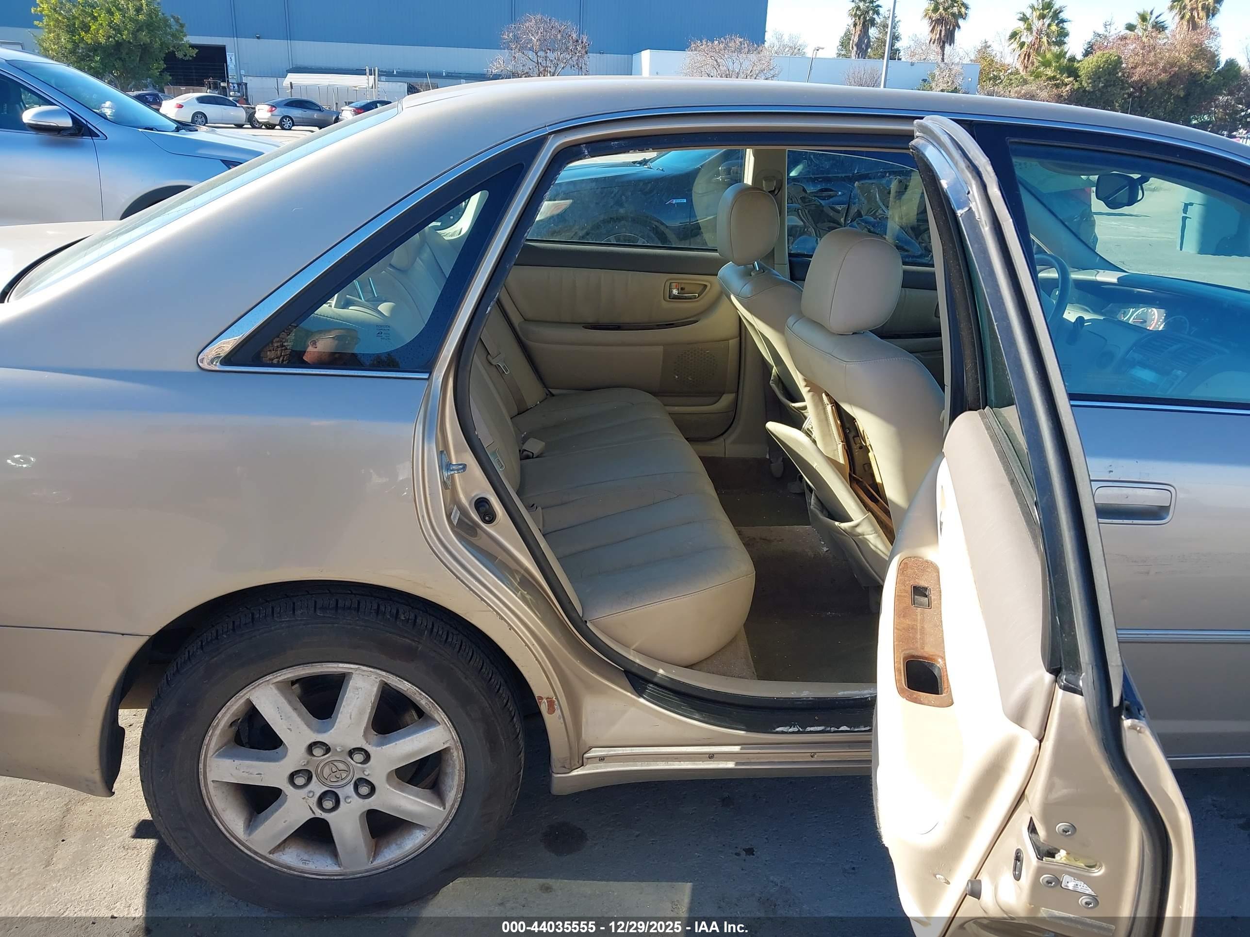 TOYOTA AVALON image 8