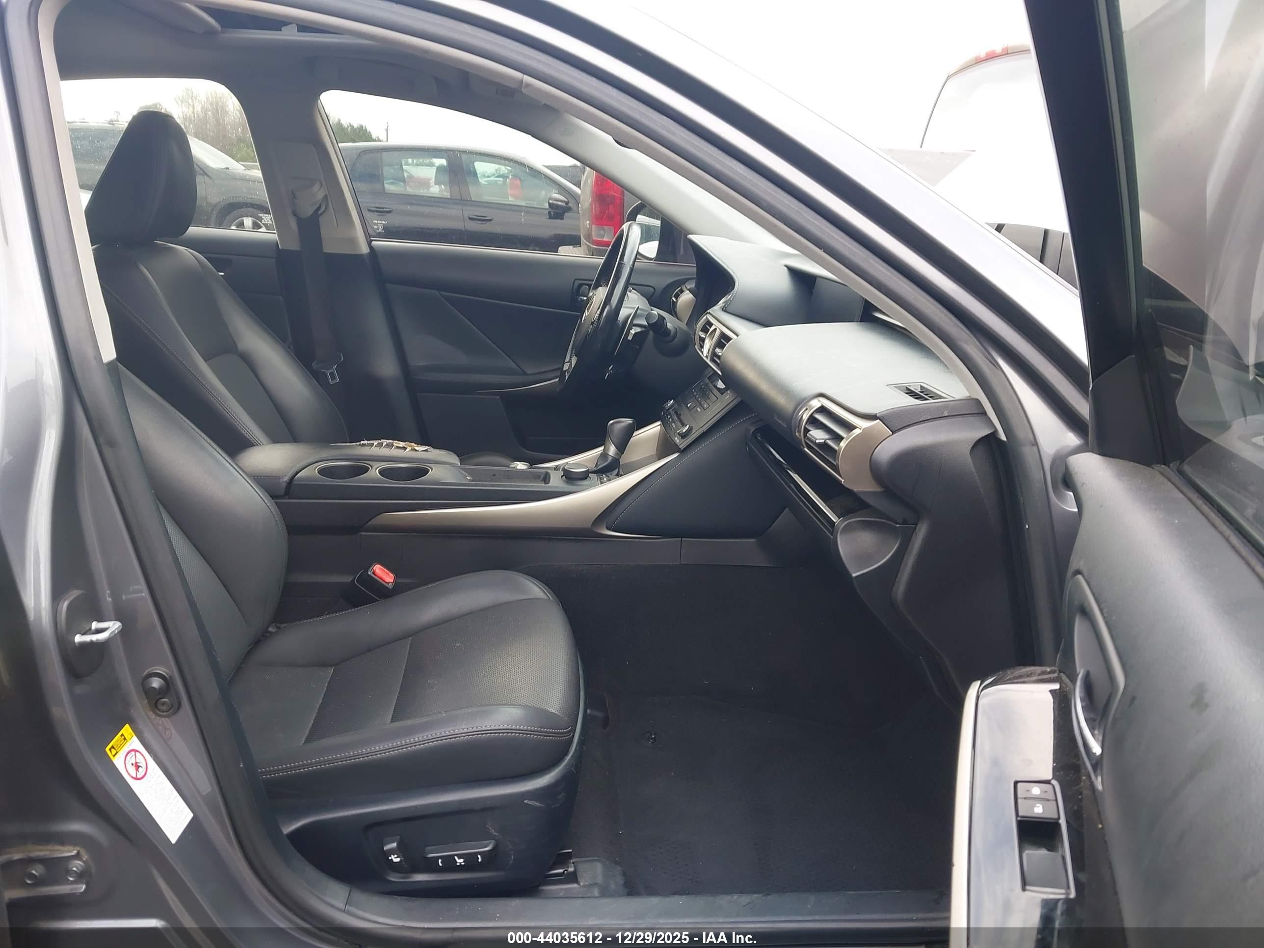 LEXUS IS image 5