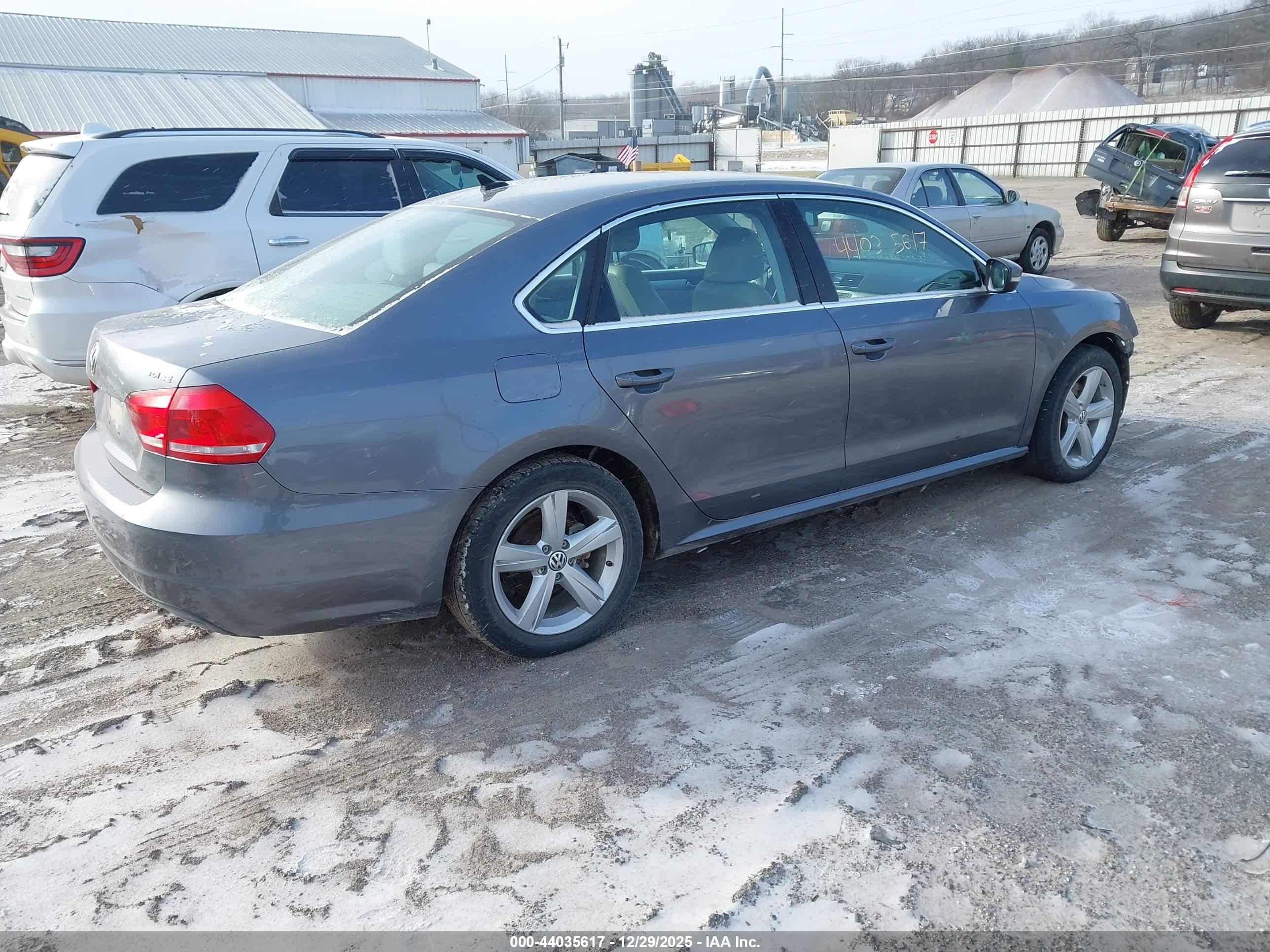 VOLKSWAGEN PASSAT image 4