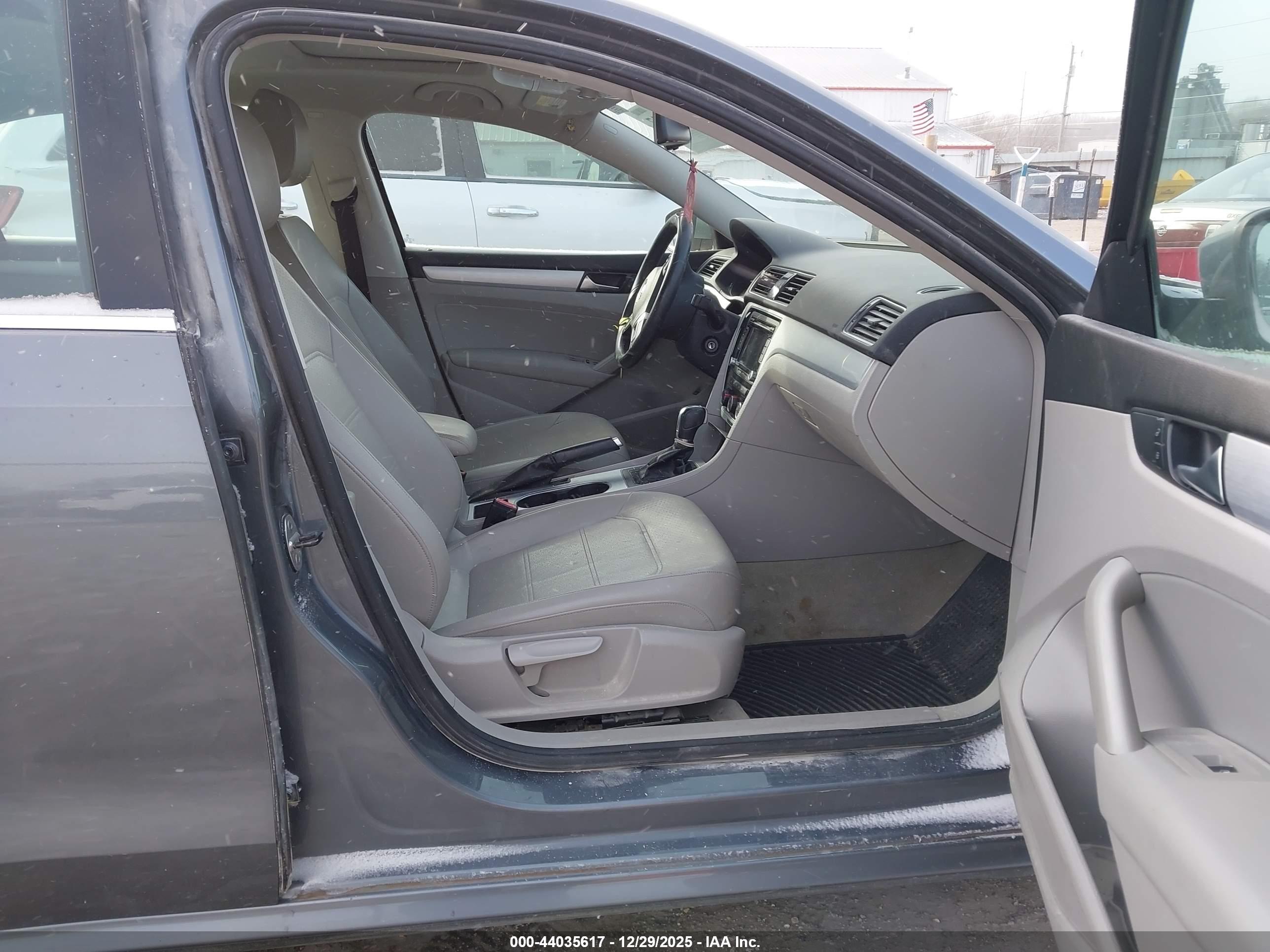 VOLKSWAGEN PASSAT image 5