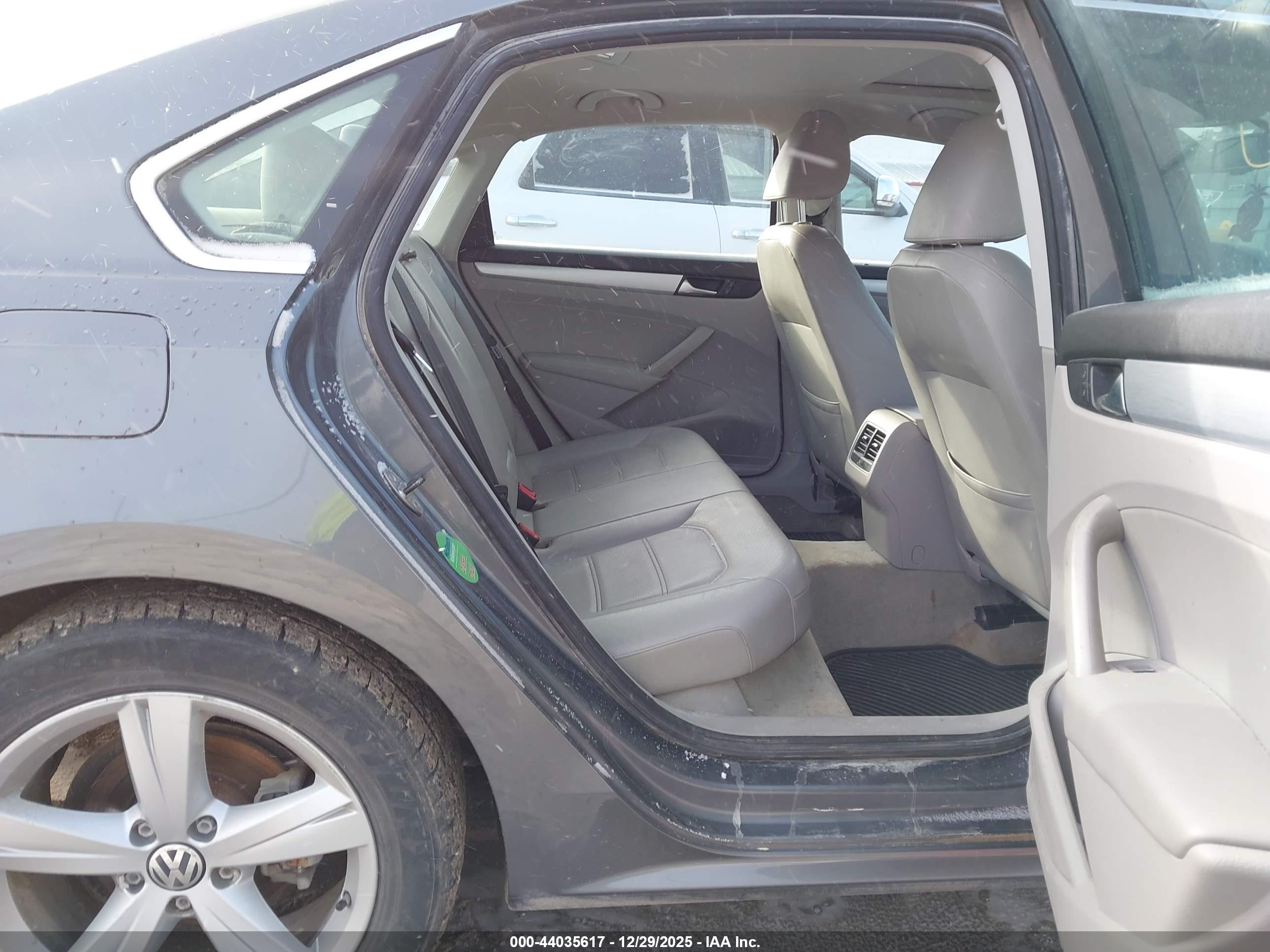 VOLKSWAGEN PASSAT image 8