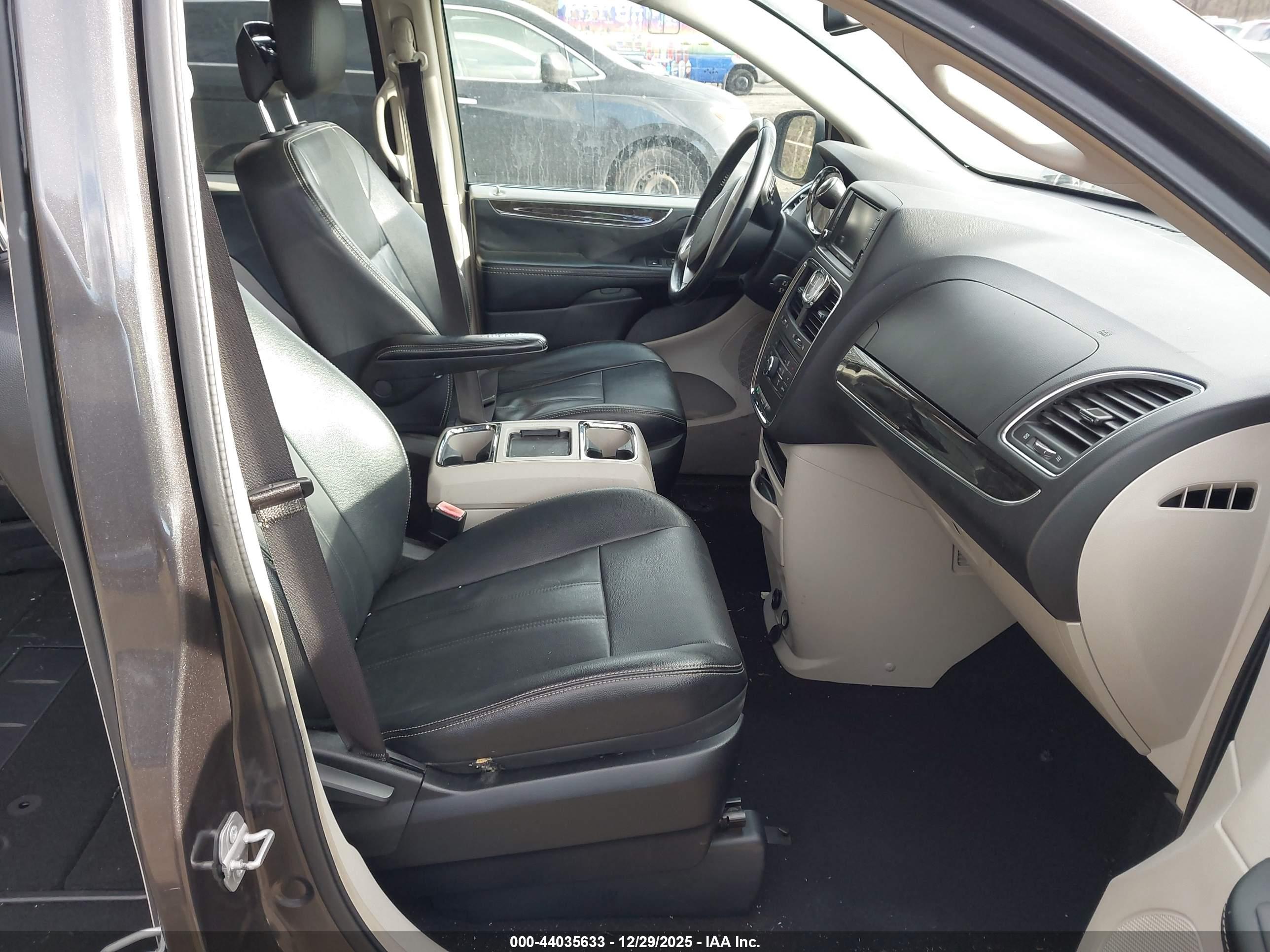 CHRYSLER TOWN image 5