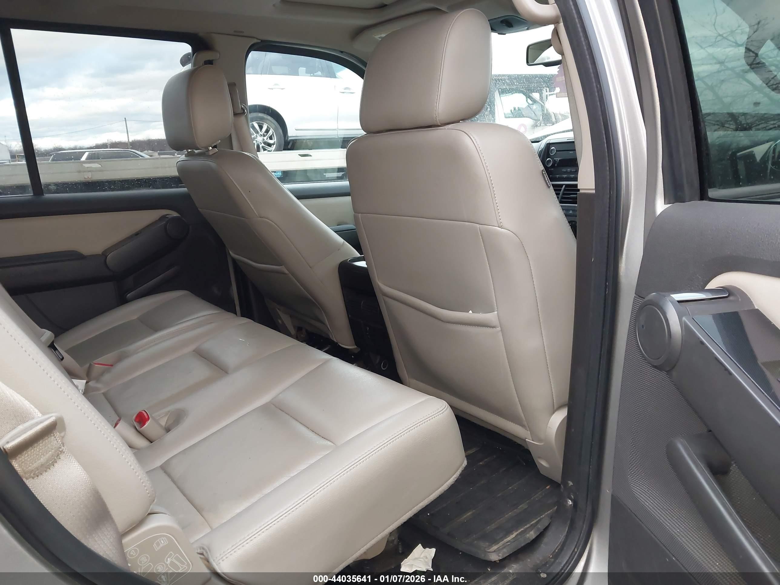 FORD EXPLORER image 8