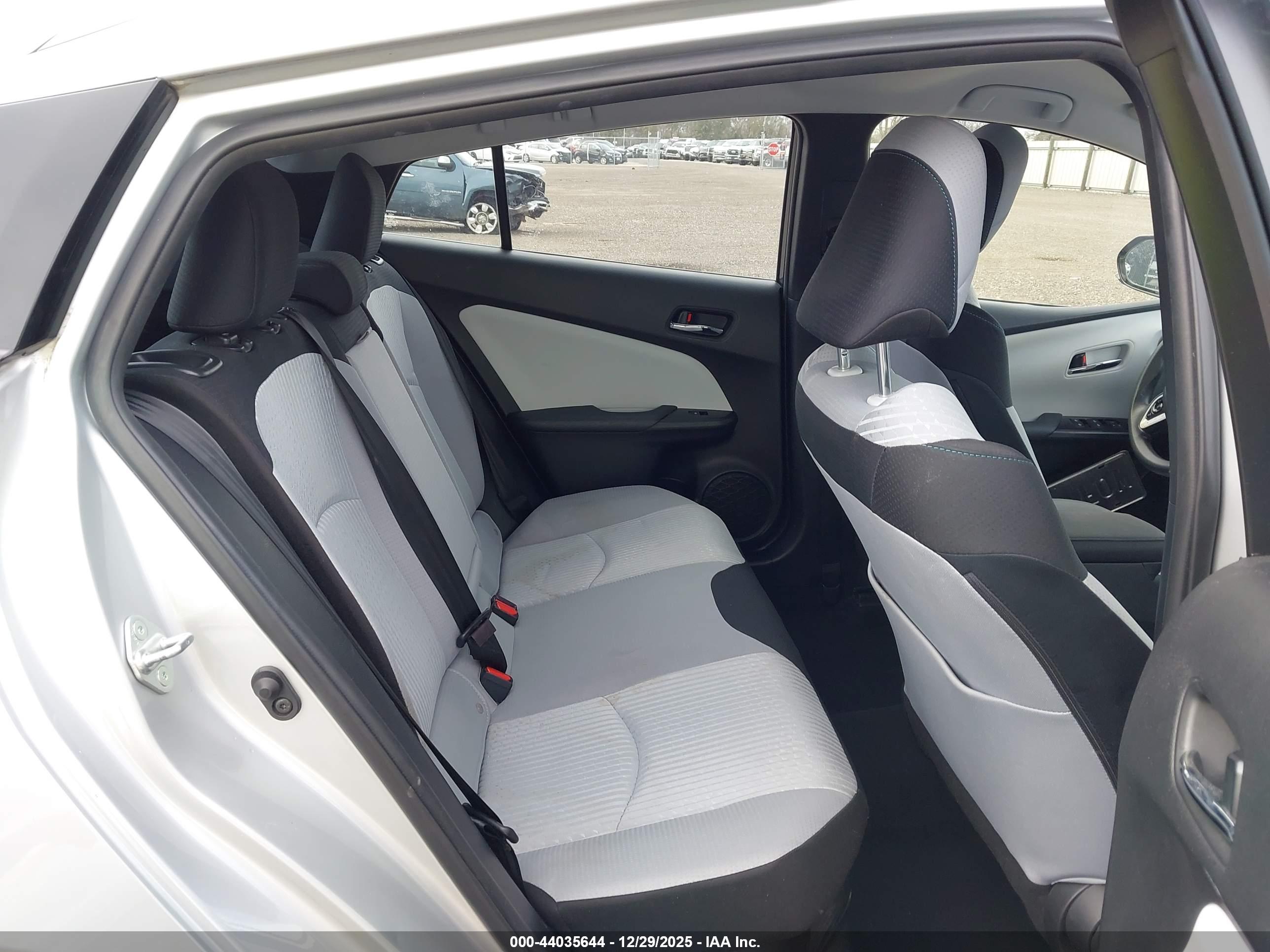 TOYOTA PRIUS image 8