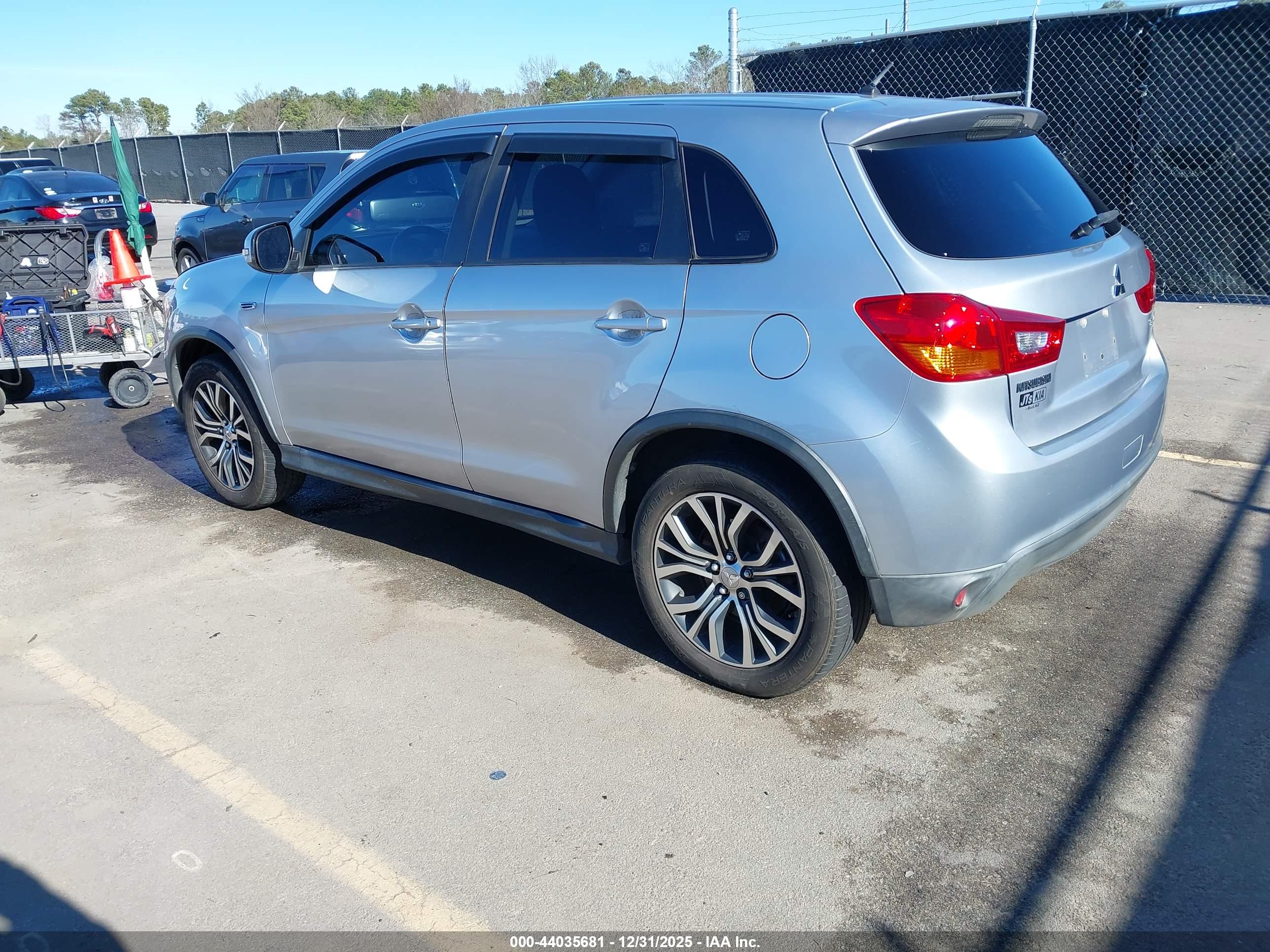 MITSUBISHI OUTLANDER image 3