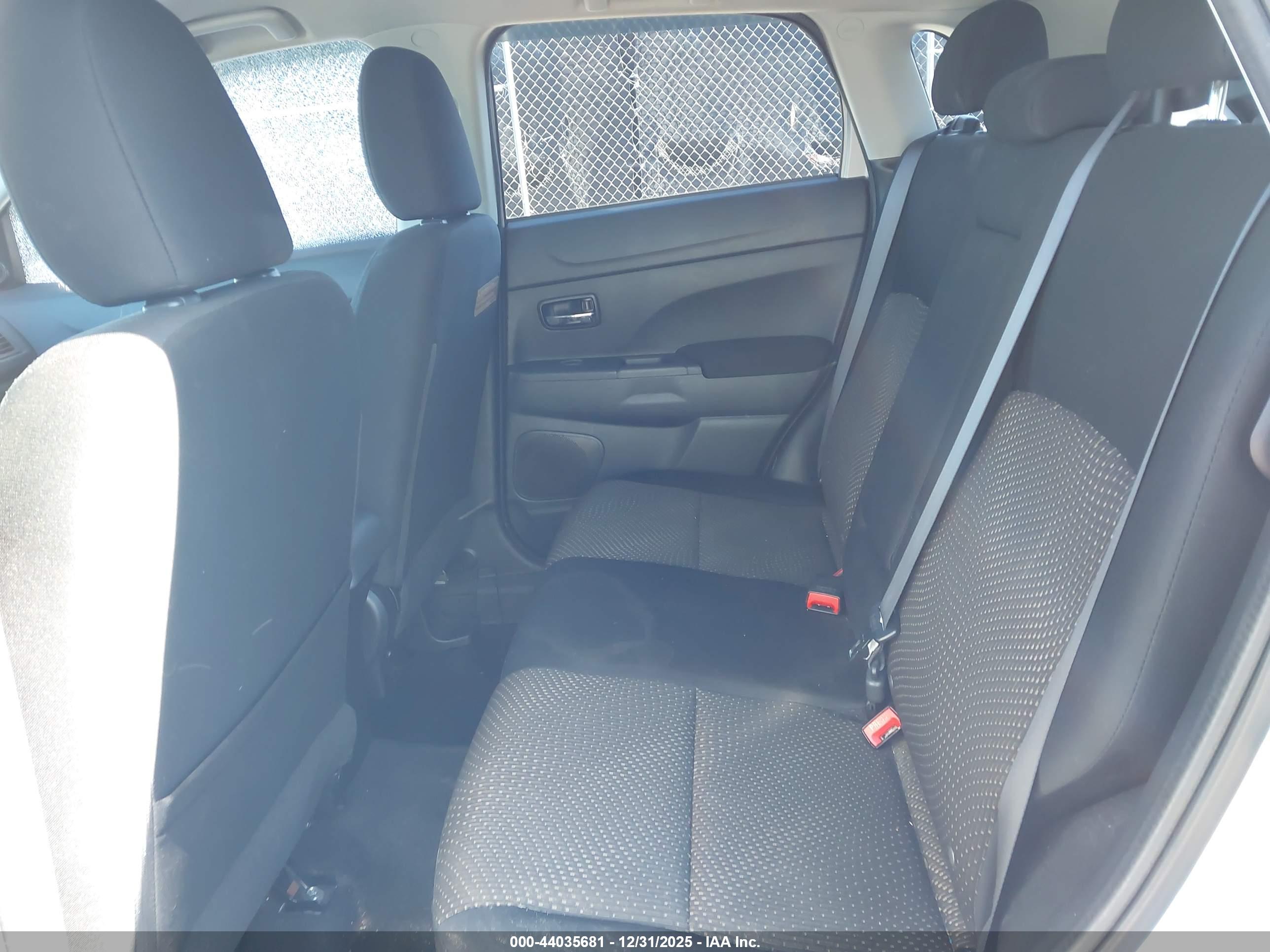 MITSUBISHI OUTLANDER image 8