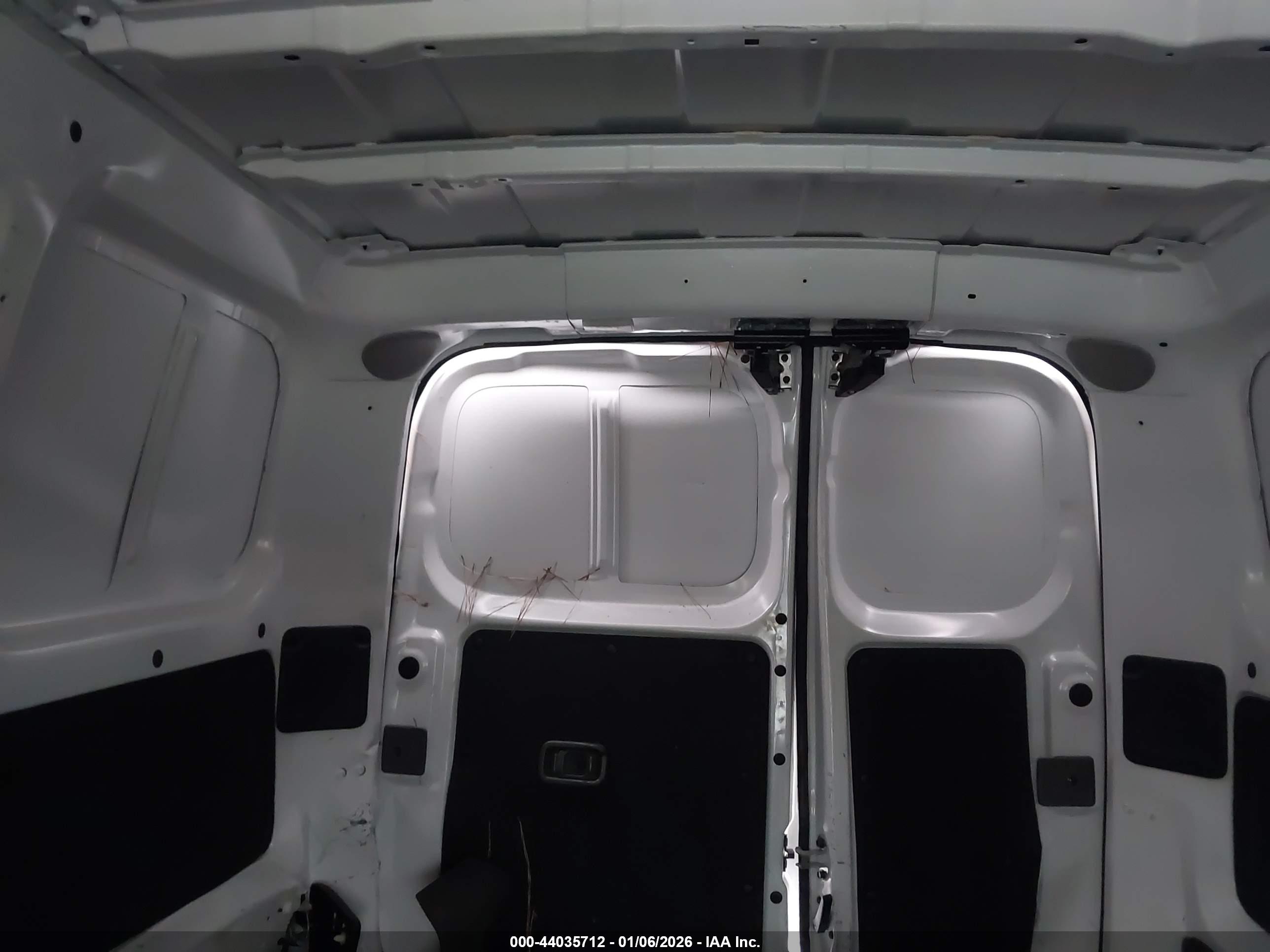 NISSAN NV200 image 8
