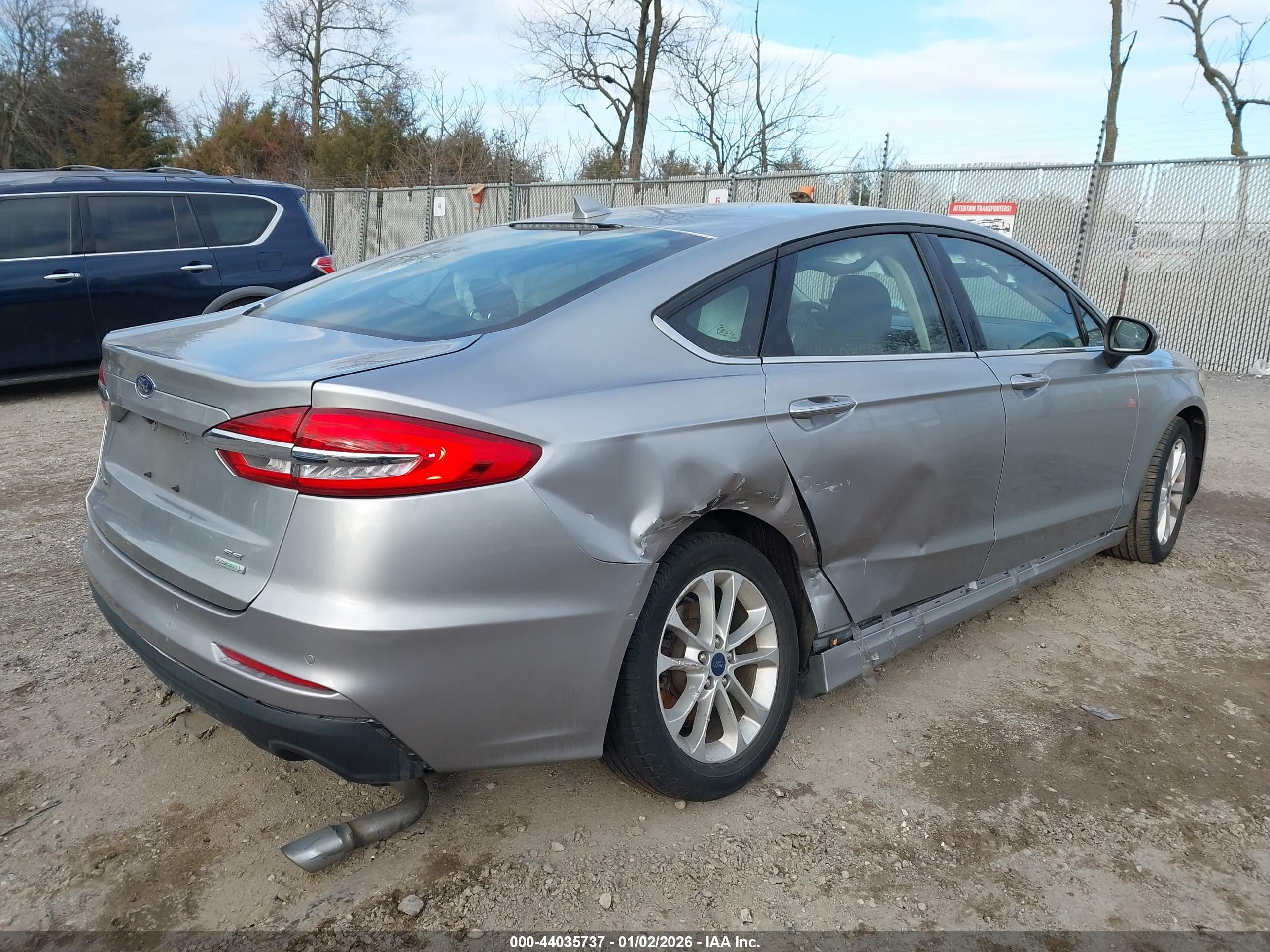 FORD FUSION image 4