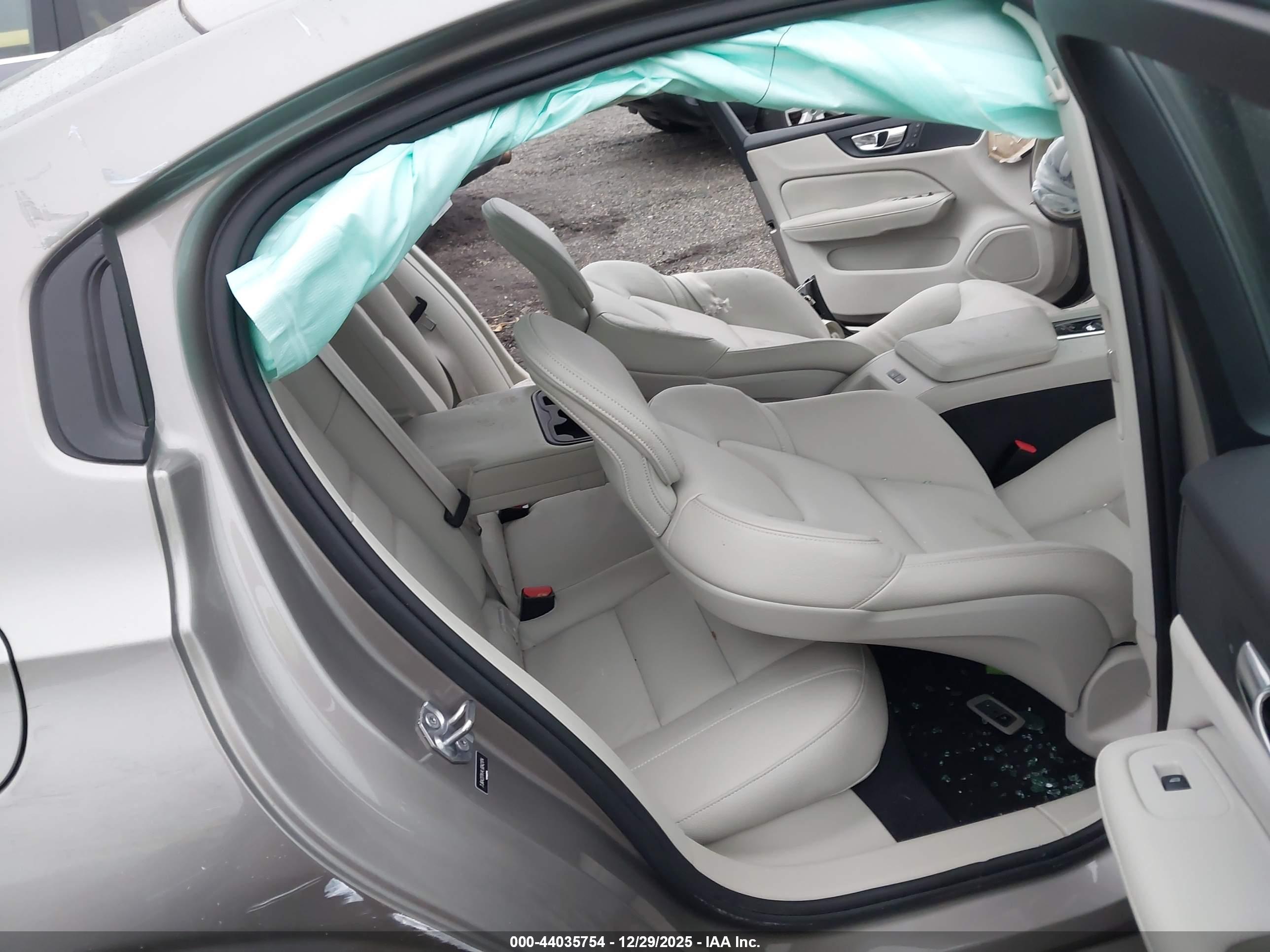 VOLVO S60 image 8