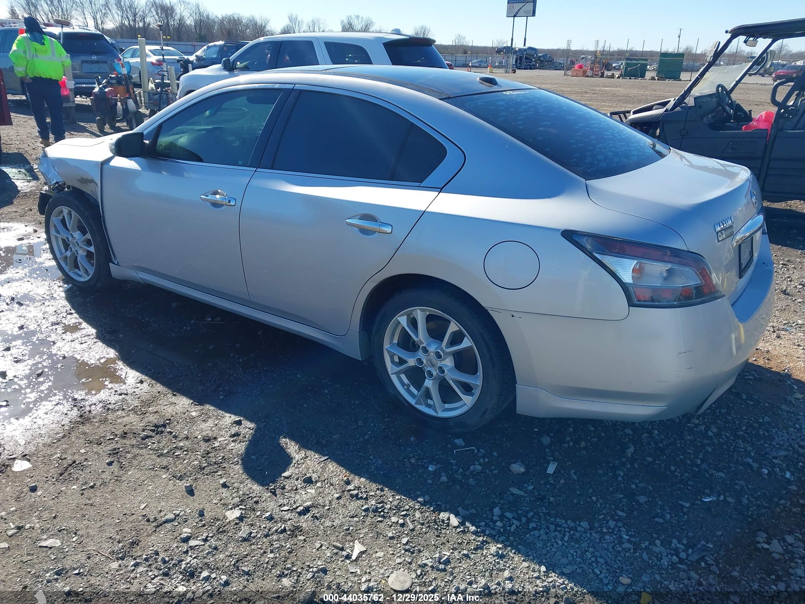 NISSAN MAXIMA image 3