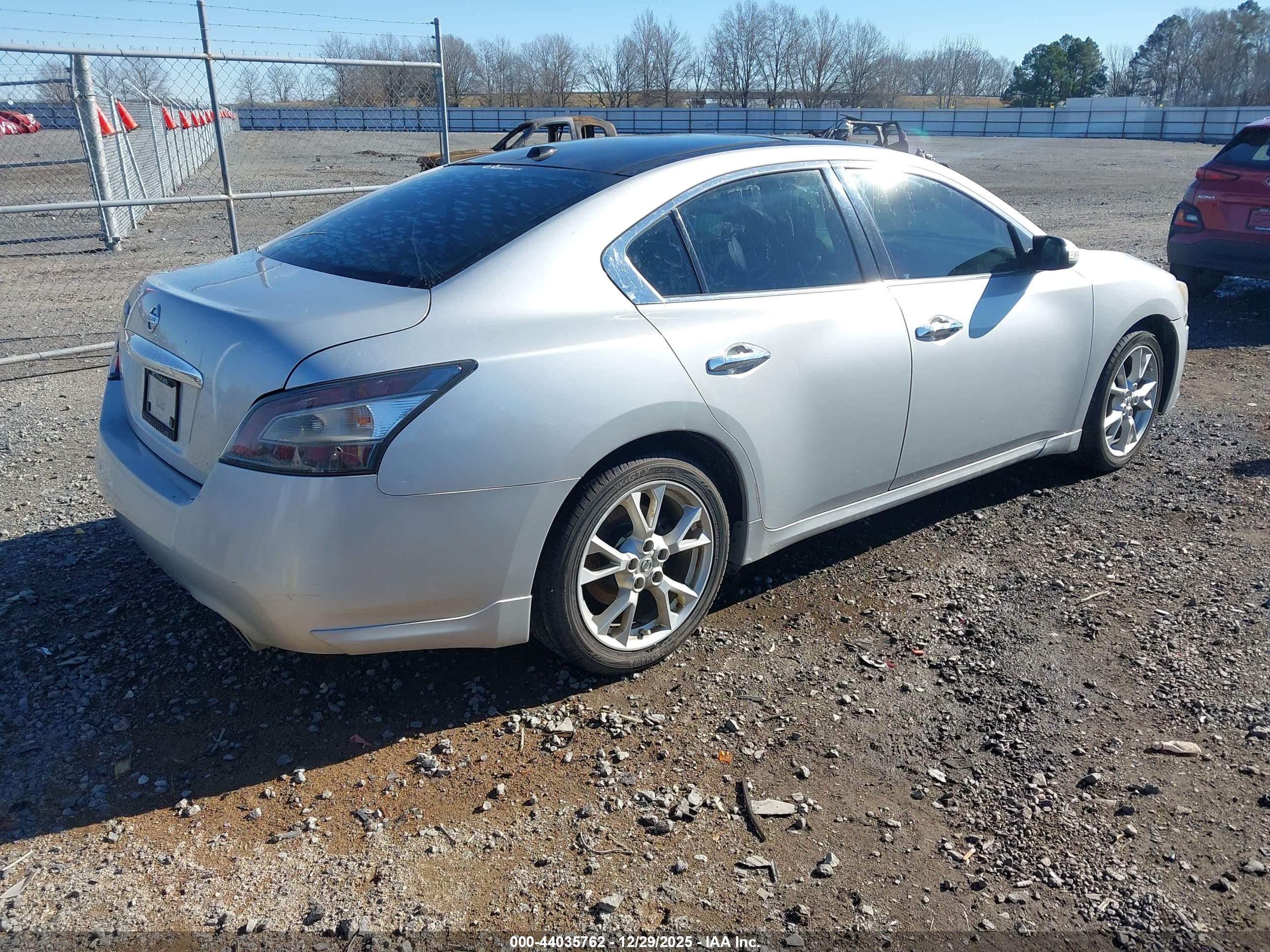 NISSAN MAXIMA image 4
