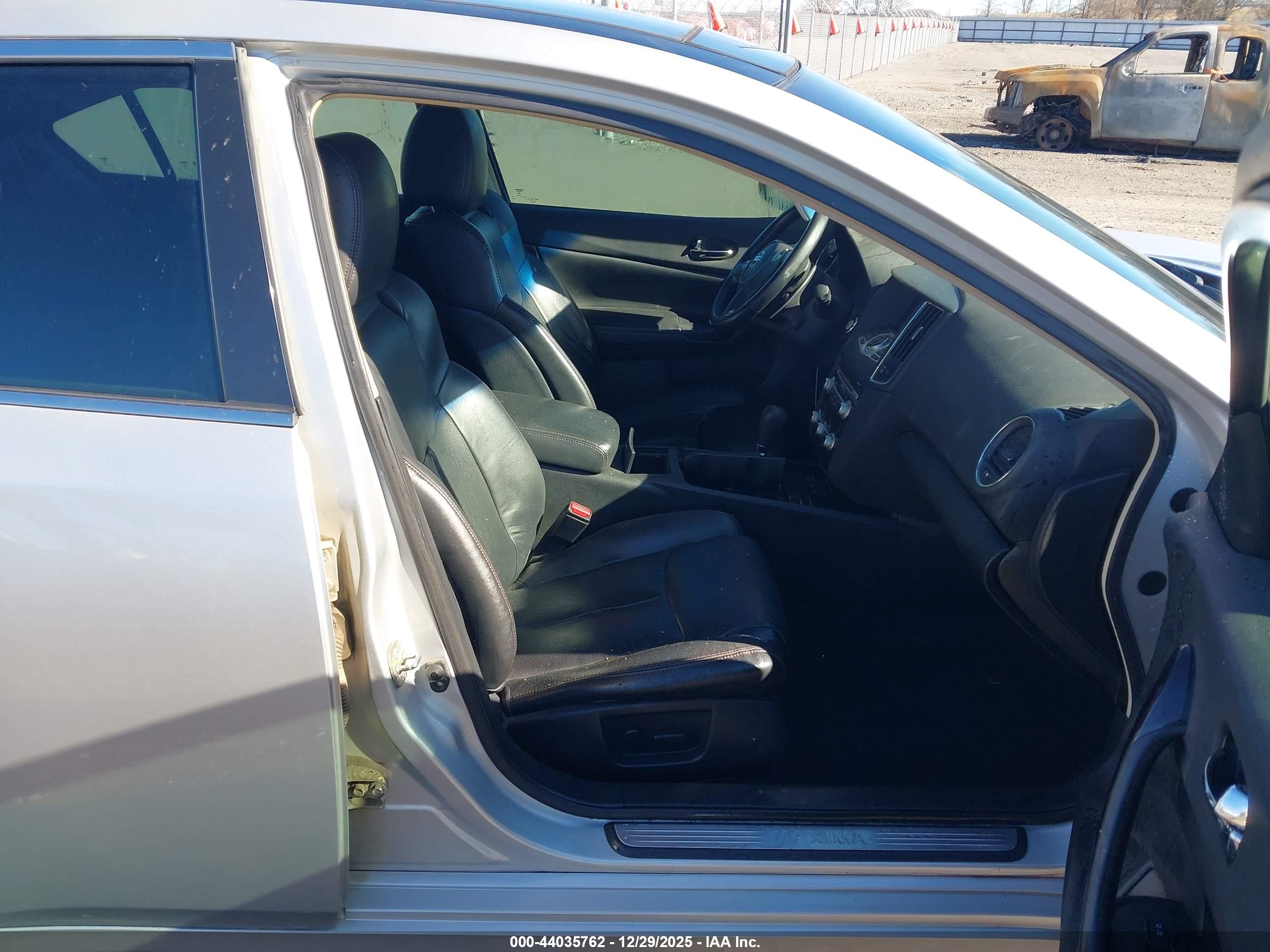 NISSAN MAXIMA image 5