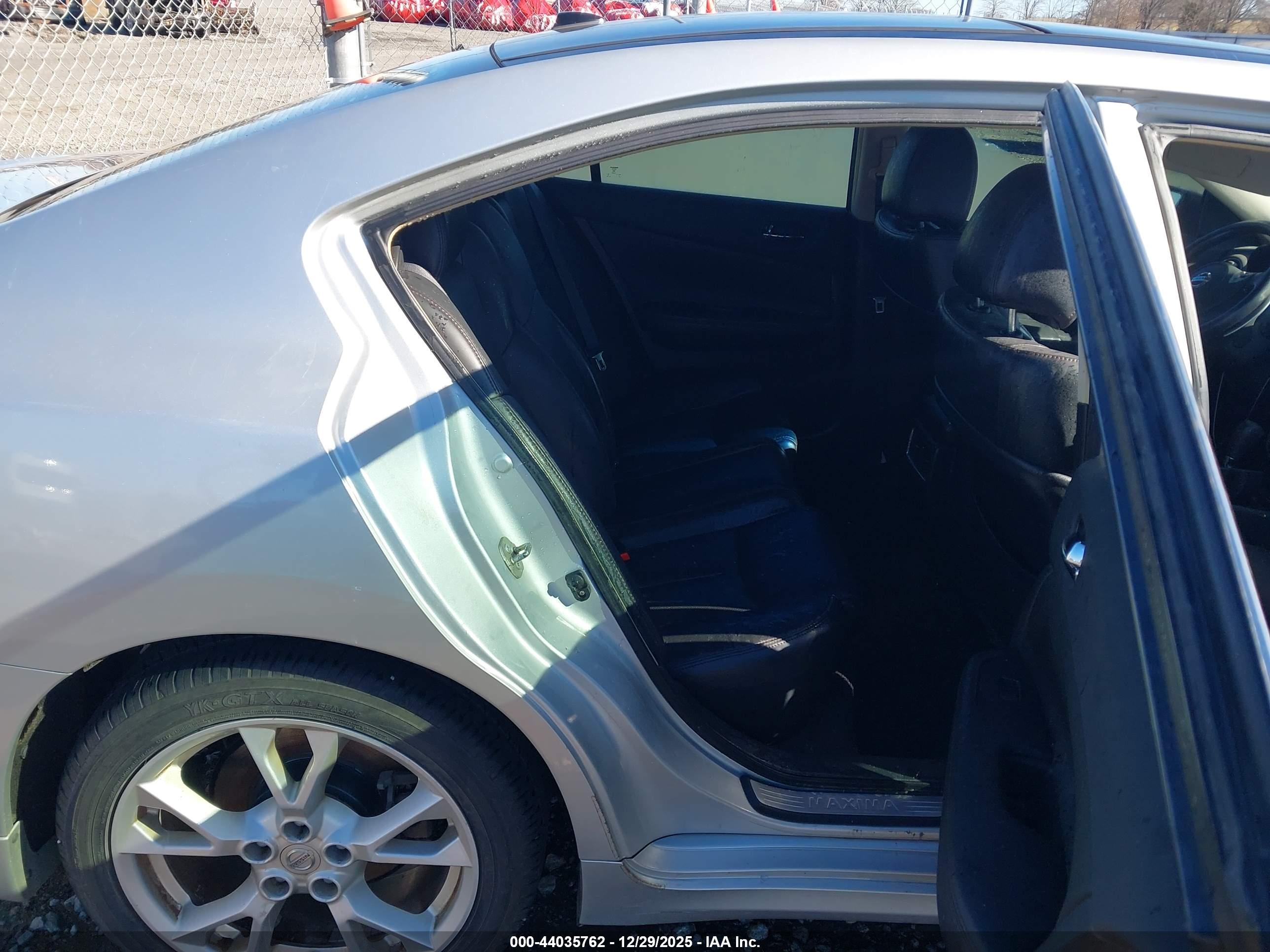 NISSAN MAXIMA image 8