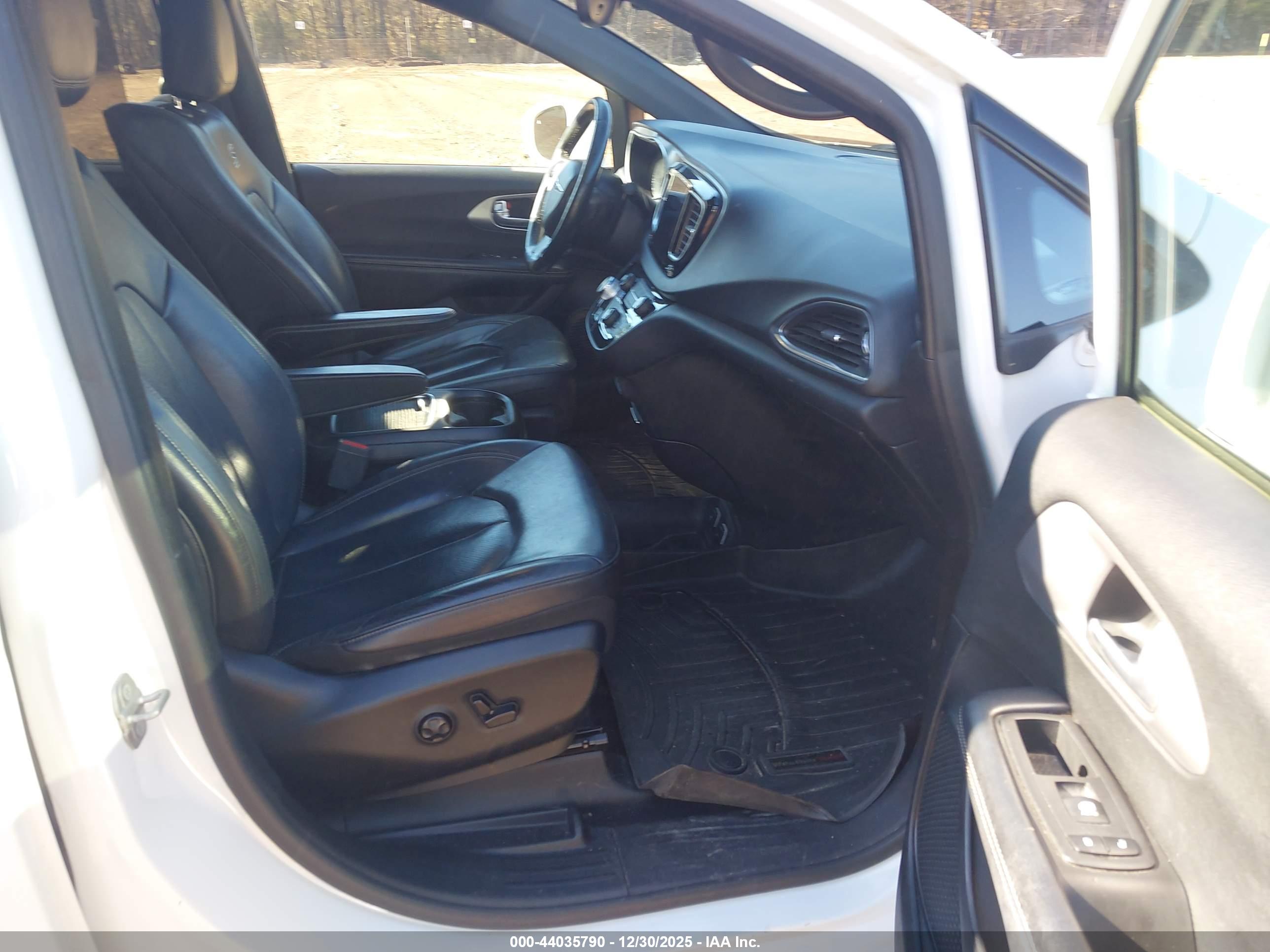 CHRYSLER PACIFICA image 5