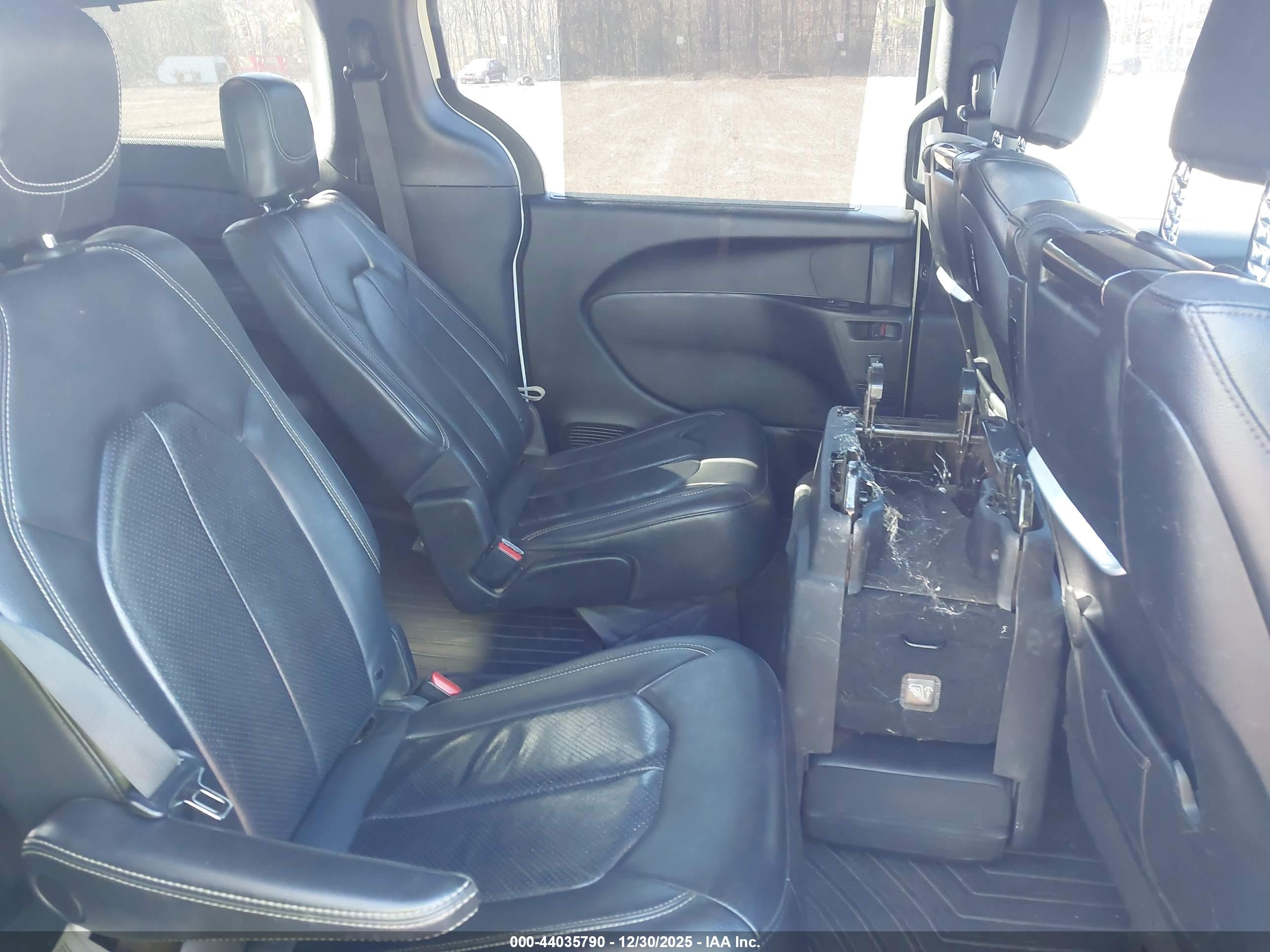 CHRYSLER PACIFICA image 8