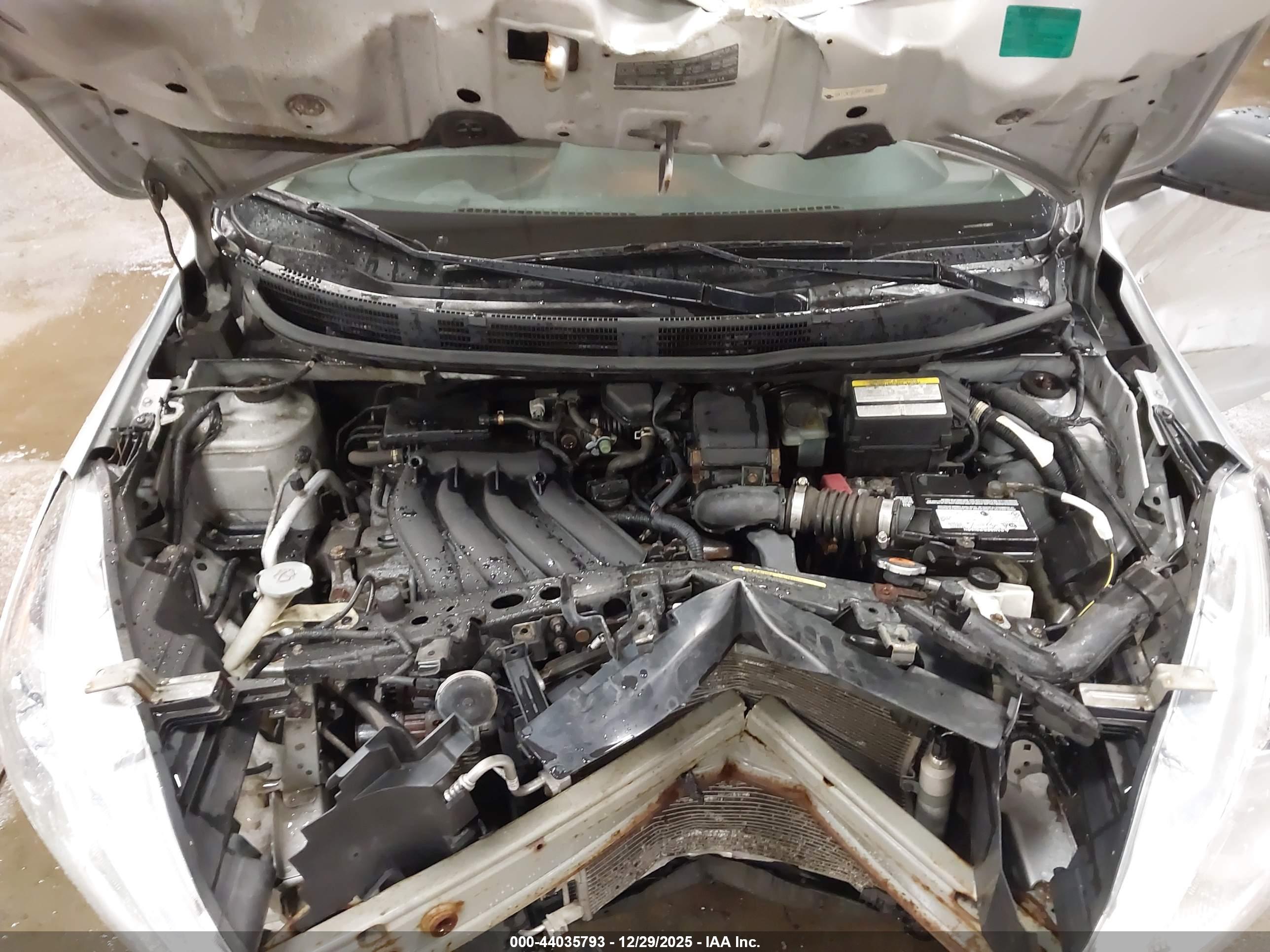 NISSAN VERSA image 10