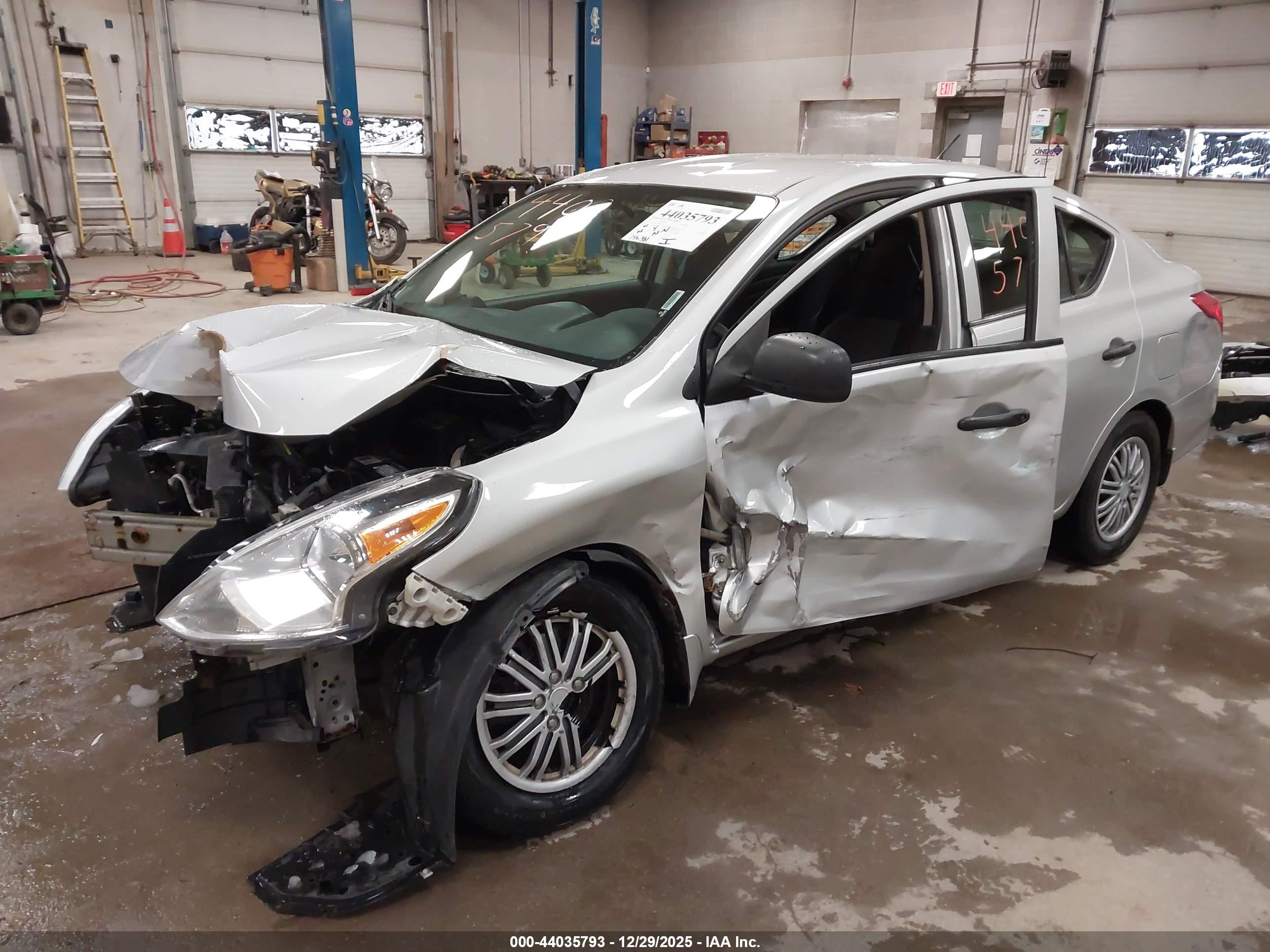 NISSAN VERSA image 2