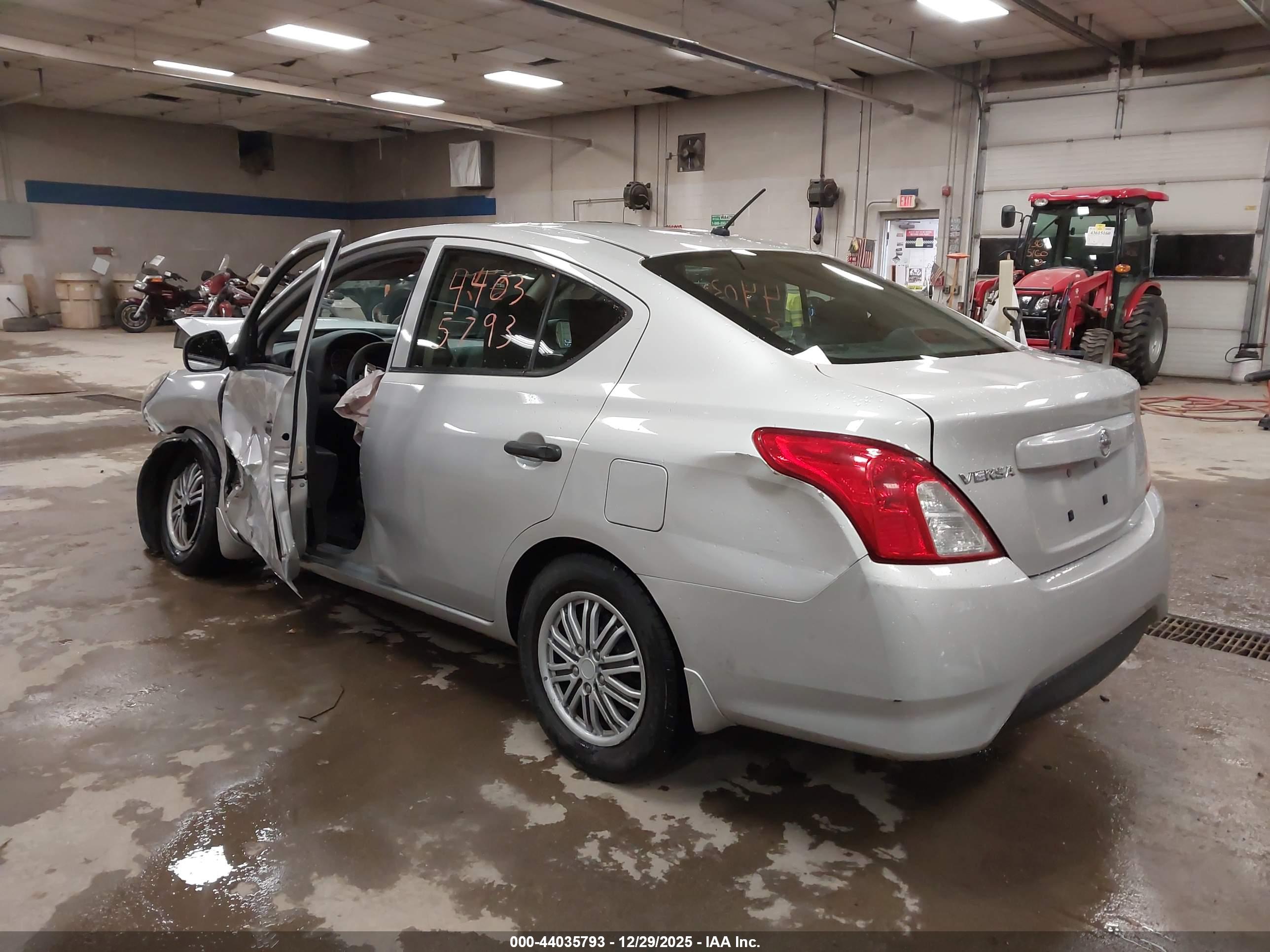 NISSAN VERSA image 3