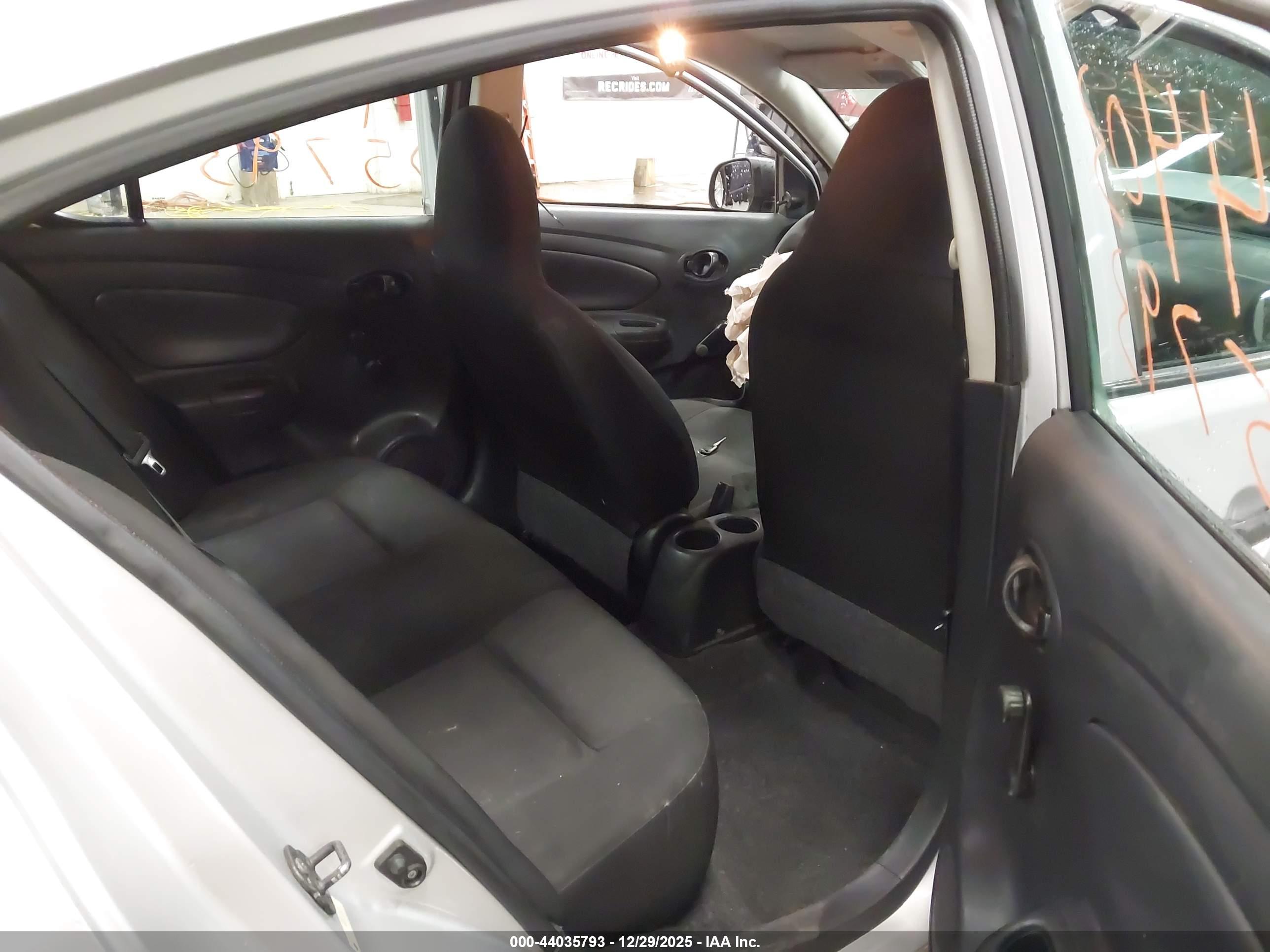 NISSAN VERSA image 8