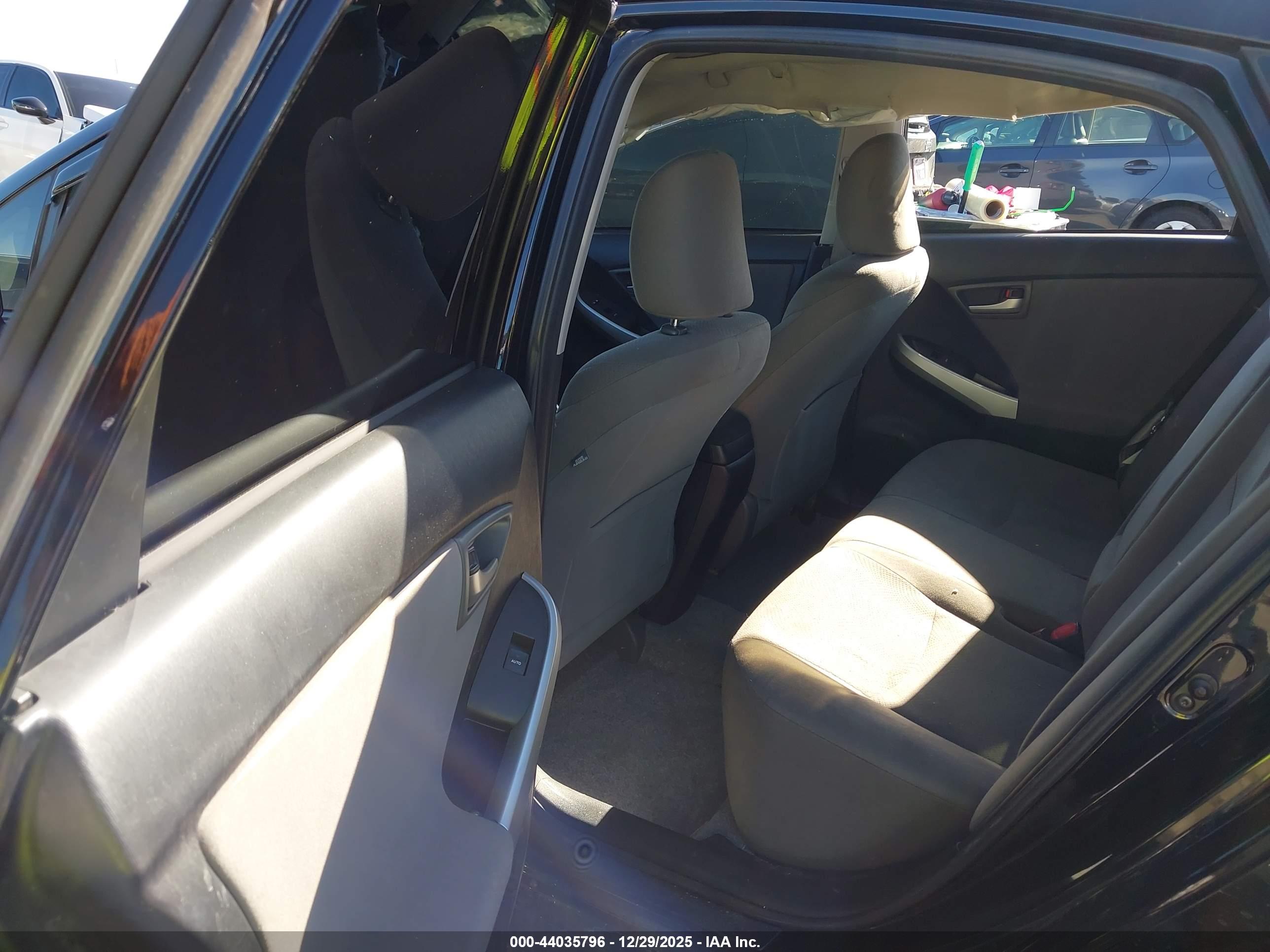 TOYOTA PRIUS image 8
