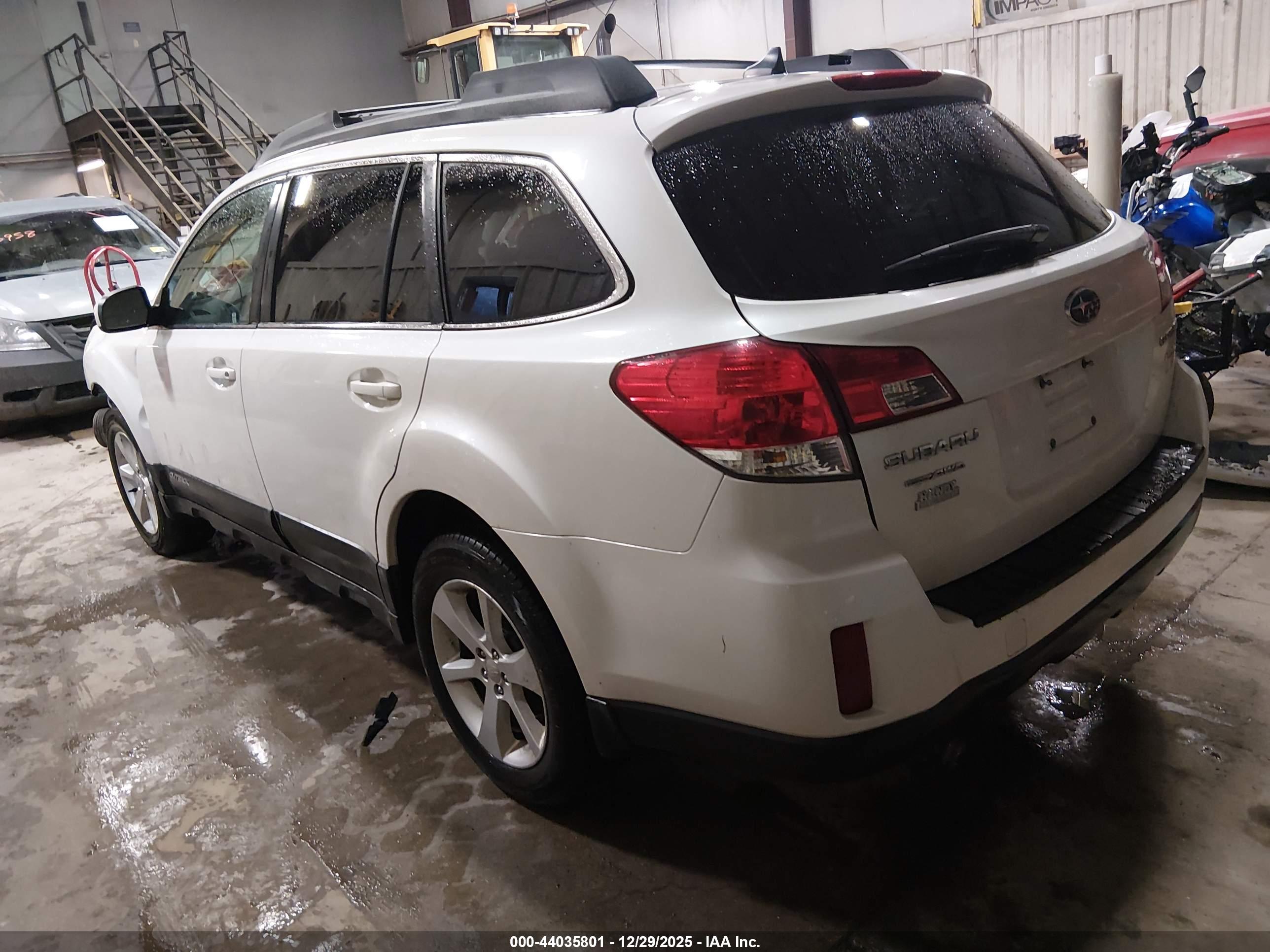 SUBARU OUTBACK image 3