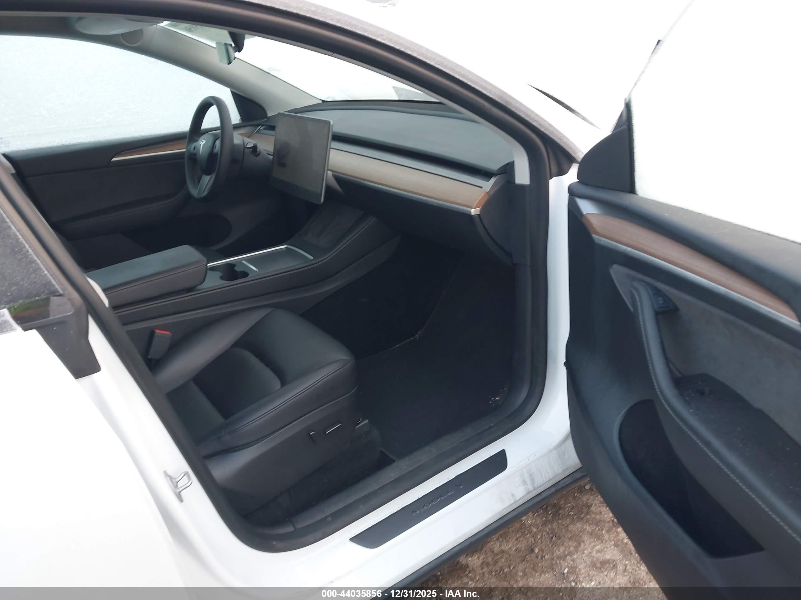TESLA MODEL image 5